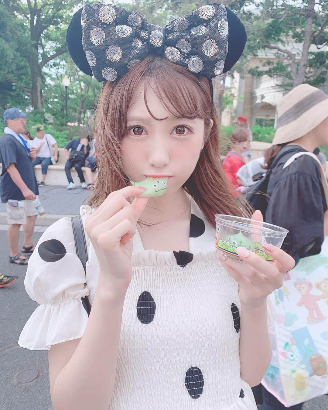 田口未彩さんのインスタグラム写真 - (田口未彩Instagram)「❤︎ . 今日はママとシーで パイレーツ修行してきた🏴‍☠️ カッパ着ててもずぶ濡れよ、、 でも楽しかった〜〜夏って感じ！ ジャック・スパロウ様近くで拝めてしあわせ🥺 . . 昨日は( @it_405 ) で、 マツエクのメンテナンスに❤︎ . 担当してくださっているのは りなさん( @it405_rina )です！ いつもありがとうございます❤︎ . 今回は前回よりもさらに暗めの色にしてもらったよ〜！どうかな？☺️ . . #ディズニー #ディズニーランド #ディズニーシー #tdl #tds #ディズニーコーデ #ディズニーカチューシャ #ドットワンピ #ワンピース #ロングワンピ #リトルグリーンマン #マツエク #セミロング #ブラウンカラー #メイク #オレンジメイク #インスタ映え #映え #夏ディズニー #パイレーツ #パイレーツサマー」8月8日 21時18分 - miiro_taguchi