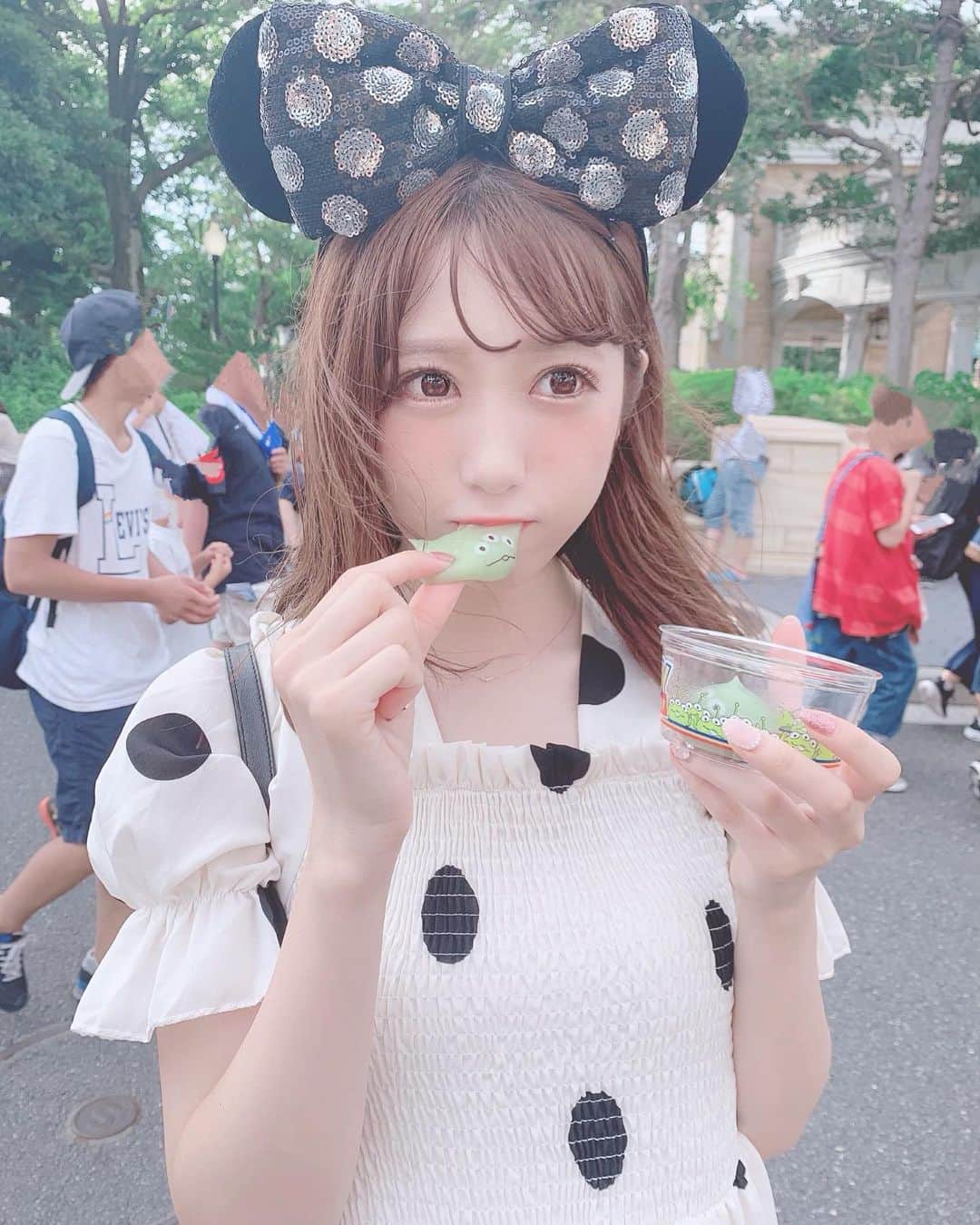 田口未彩のインスタグラム：「❤︎ . 今日はママとシーで パイレーツ修行してきた🏴‍☠️ カッパ着ててもずぶ濡れよ、、 でも楽しかった〜〜夏って感じ！ ジャック・スパロウ様近くで拝めてしあわせ🥺 . . 昨日は( @it_405 ) で、 マツエクのメンテナンスに❤︎ . 担当してくださっているのは りなさん( @it405_rina )です！ いつもありがとうございます❤︎ . 今回は前回よりもさらに暗めの色にしてもらったよ〜！どうかな？☺️ . . #ディズニー #ディズニーランド #ディズニーシー #tdl #tds #ディズニーコーデ #ディズニーカチューシャ #ドットワンピ #ワンピース #ロングワンピ #リトルグリーンマン #マツエク #セミロング #ブラウンカラー #メイク #オレンジメイク #インスタ映え #映え #夏ディズニー #パイレーツ #パイレーツサマー」