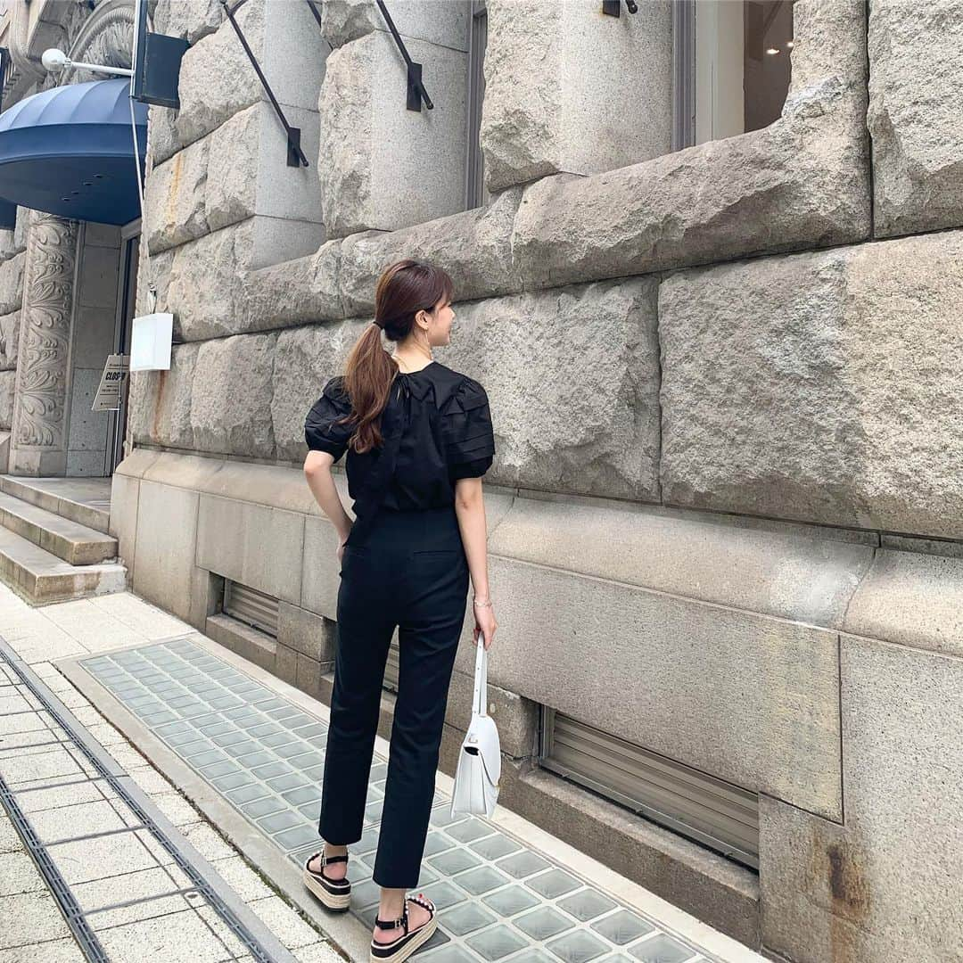 ハンナミさんのインスタグラム写真 - (ハンナミInstagram)「all black🖤 ﻿ pintuck ribbon blouseは﻿ 今日21:00から〜🛒﻿」8月8日 21時18分 - han_nami_