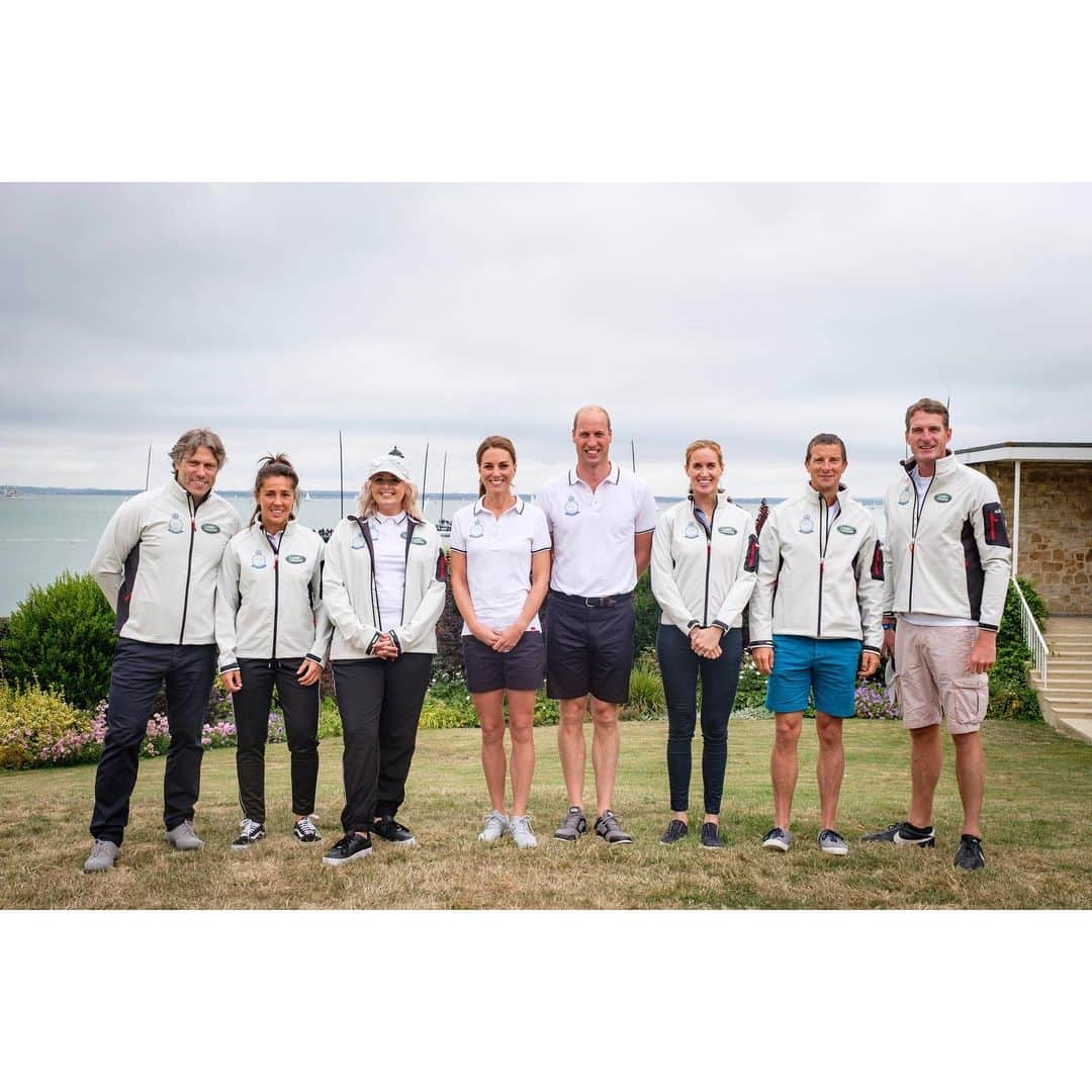 ウィリアム（ケンブリッジ公）さんのインスタグラム写真 - (ウィリアム（ケンブリッジ公）Instagram)「It’s race day! 🏁 The Duke and Duchess of Cambridge with The King’s Cup charity ambassadors, before the competitive spirit kicks in 🏆 at today’s inaugural regatta.  The King’s Cup is raising awareness and funds for eight of Their Royal Highnesses’ patronages.  In this year’s race ⛵ The Duke is competing on behalf of @childbereavementuk and The Duchess on behalf of the Early Years programme delivered by The Royal Foundation.  Their Royal Highnesses are joined by Fara Williams for @centrepointuk, Dan Snow for @ldnairamb, Bear Grylls for @tusk_org, John Bishop for @actiononaddiction, Katie Thistleton for @_place2be, and Helen Glover for @afnccf.  Their Royal Highnesses hope that The King’s Cup will become an annual event, bringing greater awareness to the wider benefits of sport, whilst also raising support and funds for the causes that The Duke and Duchess support.  Visit the link in our bio to find out more.」8月8日 21時19分 - princeandprincessofwales