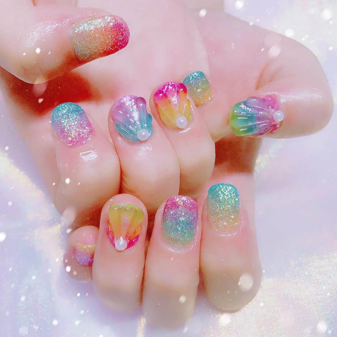 なかやまちえこのインスタグラム：「レインボー貝殻ネイル🐚 #nail #nails #nailart #ネイル #美甲 #ネイルアート  #clou #nagel #ongle #ongles #unghia #japanesenailart #manucure #네일 #젤네일 #네일아트 #네일리스트 #japanesenails #manicurist #gelnails #貝殻ネイル #シェルネイル #shellnails #夏ネイル #summernails #レインボーネイル #rainbownails #aldious #トキ PREGELミューズ クリアシリーズ」