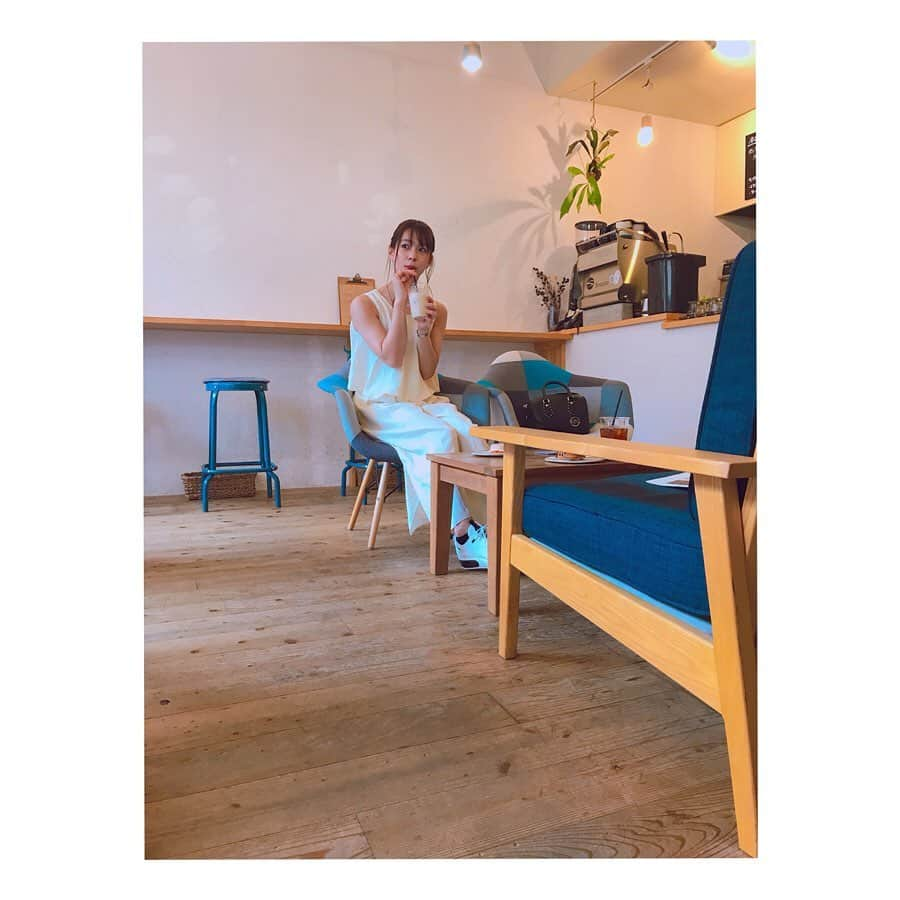 酒井瞳さんのインスタグラム写真 - (酒井瞳Instagram)「#宮崎 ロケのオフショット おしゃれカフェに行ったり、大きなすいか見つけたり、兄とお肌すべすべになる温泉行ったり！！！！ 短い滞在時間でも存分に堪能しました！ #よかばん #UMK #カフェ #夏 #ドーナツ #レモンドーナツ #チャイラテ #すいか #温泉 #青井岳温泉 #青井岳 #美肌 #すべすべ #おすすめ」8月8日 21時30分 - s.sakaihitomi