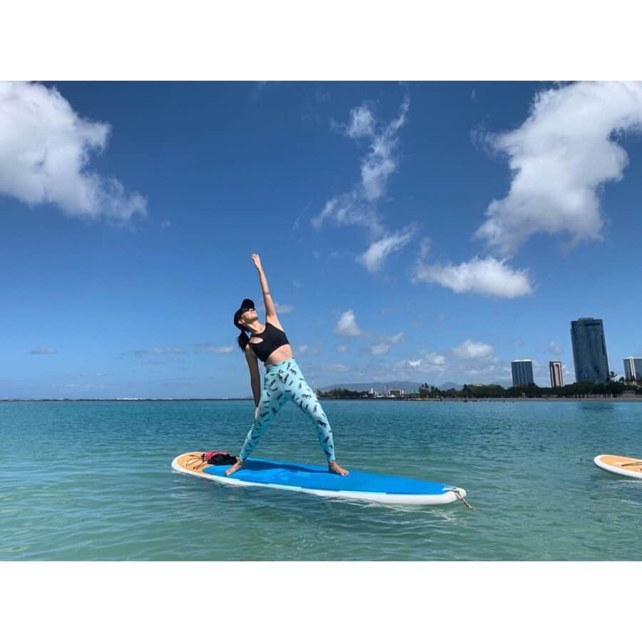 栗原佐知子さんのインスタグラム写真 - (栗原佐知子Instagram)「✴︎ @kapalili_hawaii でSUP Yogaデビュー🧘‍♀️ . 地上でやるヨガとは使う筋肉が違うのか、 ポーズによってはかなりビビりながら屁っ放り腰だったけど… （👉6枚目 落ちたくない感が出てる😂） . @shoko_kapalili_official の指導により、 最後はリラックス☺️ . 気持ち良すぎて、 もっと早くやれば良かったと後悔w . 次回はウミガメちゃんに会いに SUPもやりたいな〜🐢💕 . . #vacation #hawaii #kapalili #kapalilihawaii #supyoga #yoga #alamoanabeach #magicisland #instagood #instalike #instapic #instadaily #instatravel #ハワイ #サップヨガ #カパリリ #カパリリハワイ #ヨガ」8月8日 21時26分 - sachiko__kurihara