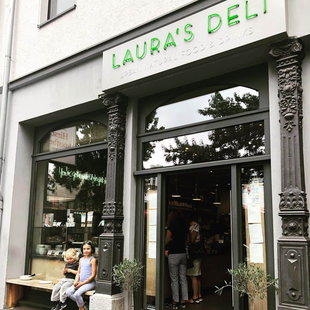 P!nk（ピンク）さんのインスタグラム写真 - (P!nk（ピンク）Instagram)「Düsseldorf!!! This place is awesome 👏 got our smoothie and muffin fix... I’m happy」8月8日 21時27分 - pink