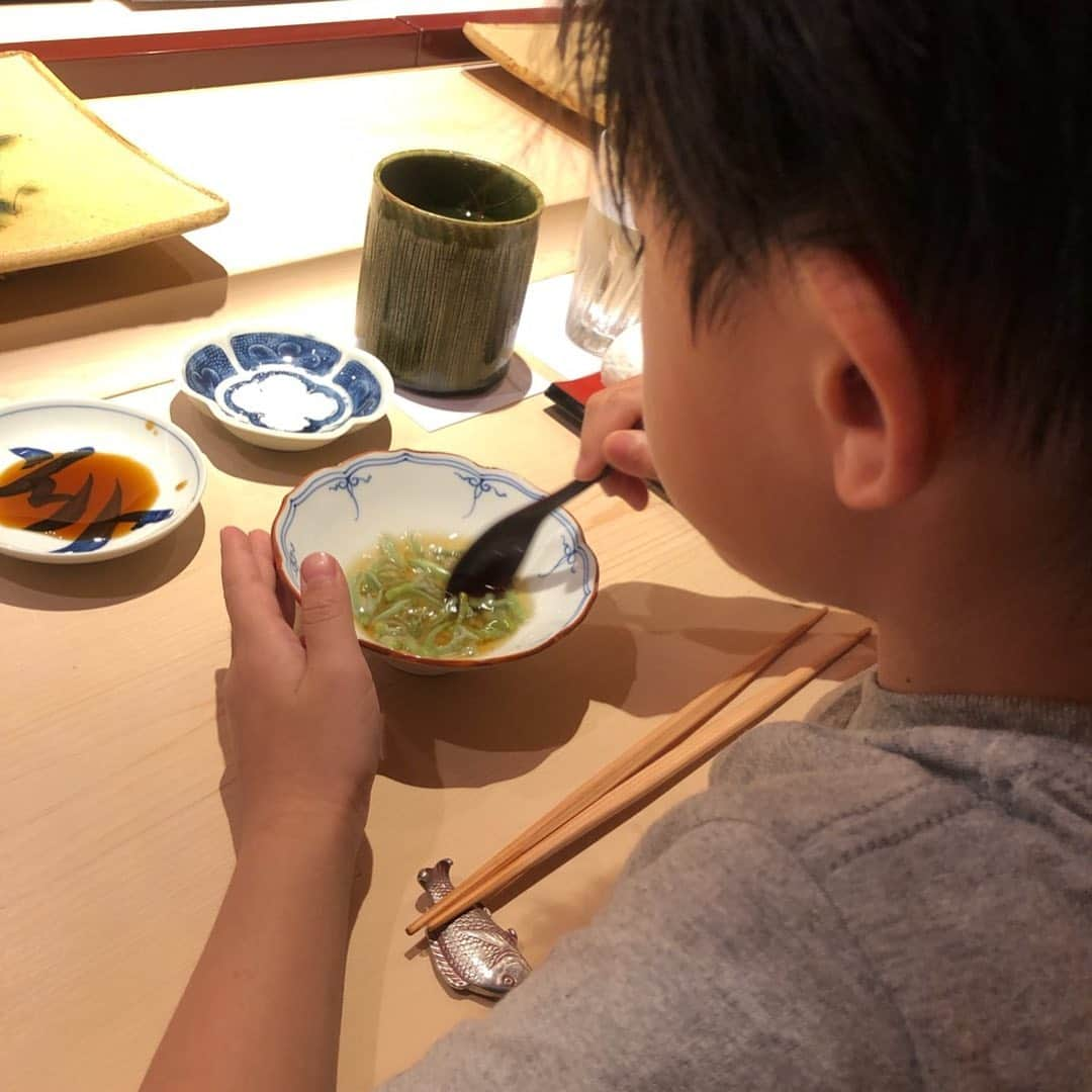 市川海老蔵 （11代目）さんのインスタグラム写真 - (市川海老蔵 （11代目）Instagram)「* We all wanted to eat here tonight and enjoyed it a lot. Now they are hugging each other. Very nice. We talked a lot about Japanese classic dances over dinner. We always talk about it along with Kabuki and acting, and Reika seems to have a strong desire to continue her stage.  Had a great time together.  ここにきたくて❤️ 三人意見一致。  抱き合ってます。 美味しくて嬉しかったと、 よかったよ。  今日は日本舞踊の大切なお話をしながら お食事しました。 日頃の会話も ほとんどが歌舞伎と舞踊とお芝居の 話になってます。 麗禾も日本舞踊したい意思が強く この襲名終わらないでと言ってます。 よって 会話の内容もそうなりました。 とても良い時間を過ごせました。  #市川海老蔵 #海老蔵 #成田屋 #歌舞伎  #ABKAI #ABMORI #ebizoichikawa #ebizo #kabuki #thunderparty #classic」8月8日 21時28分 - ebizoichikawa.ebizoichikawa