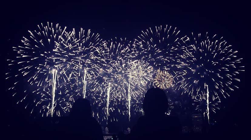 小泉遥さんのインスタグラム写真 - (小泉遥Instagram)「‪. 今年初の花火を海辺で しかも目の前で観れて本当に感動しました…🎆 もうこの後の夏引きこもっても悔いはないです。笑‬」8月8日 21時29分 - koiharu_official