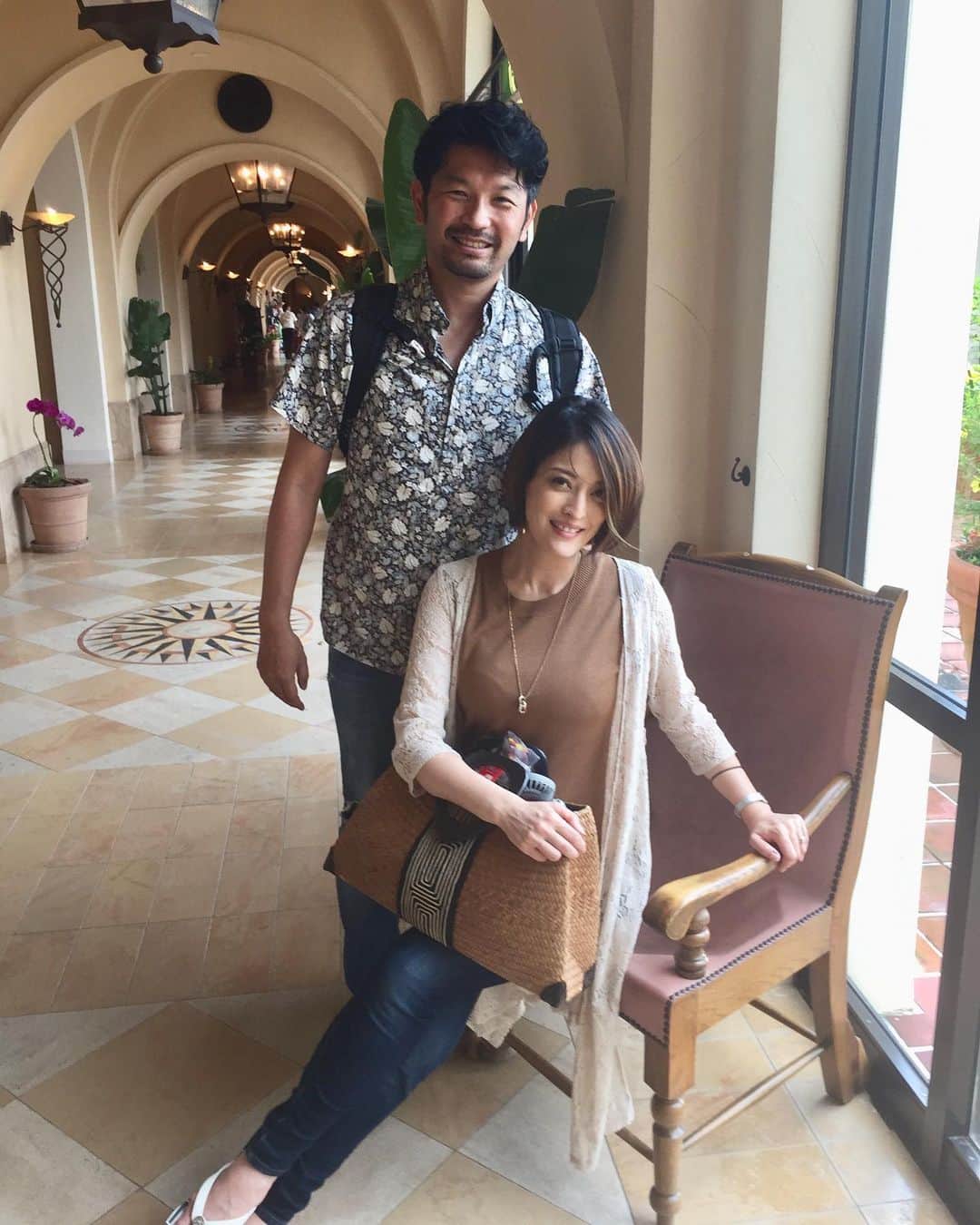 のインスタグラム：「楽しみにしていた Summer vacation 🍉🌴 のはずが、嵐の沖縄😭  家でじっとするより、 ホテルでアクティビティ🙋‍♀️🙋‍♂️✨ プールで夫が楽しそうに 可愛い笑顔だったので😊😂🙄 私は満足です🤓  これから皆で人狼ゲーム😈  #おきなわ #うちなんちゅ #ホテル日航アリビラ  #summervacation #夏休み  リュックサック姿がツボ。」