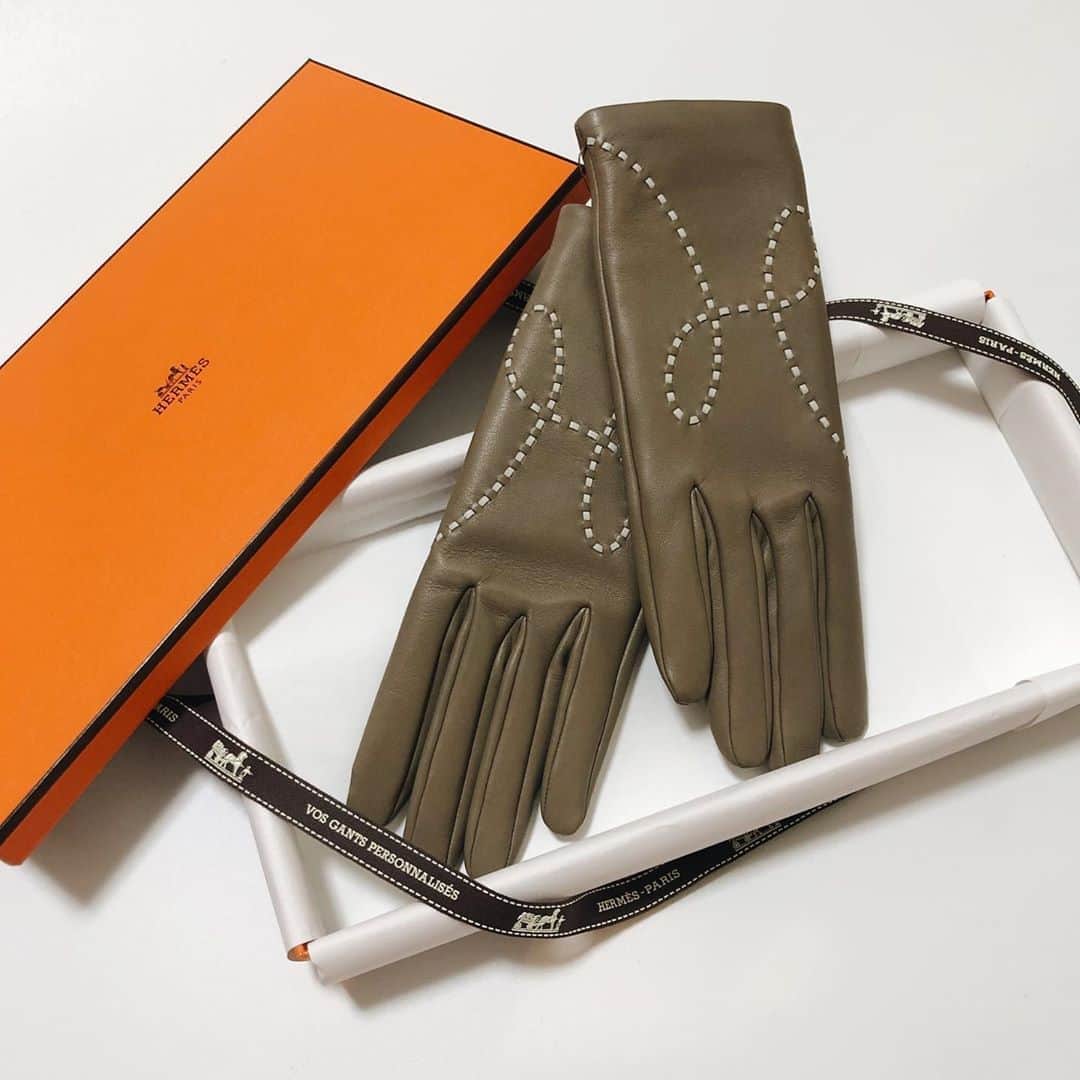 冨張愛さんのインスタグラム写真 - (冨張愛Instagram)「まだ暑いけど... 冬になるのが楽しみに☺︎♡ * #instagood #ordergloves #gloves #hermes #オーダーグローブ #グローブ #手袋」8月8日 21時38分 - megumitomihari