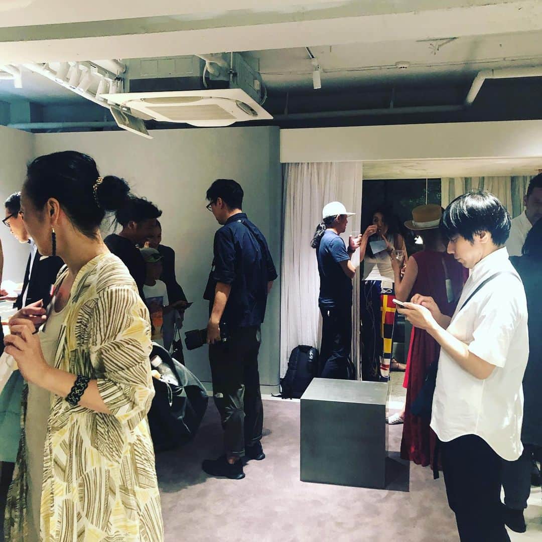 ひうらさとるのインスタグラム：「私も色々持ってたり、プレゼントで頂く素敵アクセサリーhimieのフロムファースト店オープンニングパーティに行ったら、板谷由夏嬢にも会えたよー❤︎ 由夏ちゃんが「女は揺れるピアスがいいらしいよ！」とすごい目力で言うのでユキヤナギのかわいいの頂きました❤︎ #himie  #板谷由夏 ちゃん」