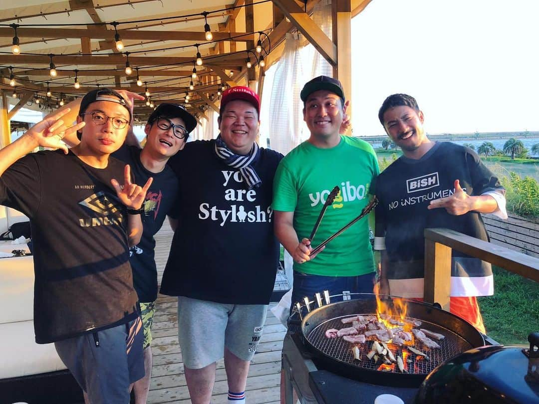 小山英機さんのインスタグラム写真 - (小山英機Instagram)「. 藤崎マーケットの田崎さんにBBQダイエットさせて頂きました😋🤟 これでもう今年の夏に一切悔いはありません！！！ . #2枚目と3枚目 #公園でポージングの練習をする木尾さん」8月8日 21時33分 - monkoya13