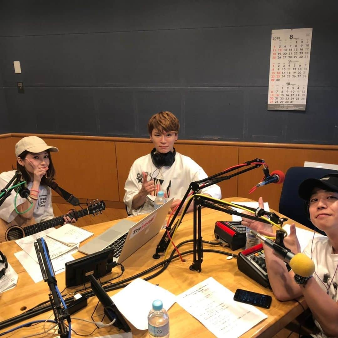 Kecoriさんのインスタグラム写真 - (KecoriInstagram)「FM YOKOHAMA❗️📻✨#tresen 生放送めちゃくちゃ緊張した。笑 リアルタイムで聴いてくれた方ありがとう。  番組タイトル思いっきり間違ってました私。笑☺️ たつさん、しんごさんはアーティスト仲間だけれど、友達としても優しい先輩方っ♪ @handsign_tatsu  @shingohandsign  僕耳を唄えて良かった♪  Tresenたっちゃんしんちゃんのごきげんラジオは毎週木曜日の18時20分~放送です。  そして10月発売の2ndミニアルバムから特別に1曲フルで流してもらいました💒💍どうだったかな🥰  Radikoでも今日の放送は聴けるので是非チェックしてね✨  めっちゃ緊張したけ本当に楽しかった♪ みんなからのメッセージも嬉しかったです。本当にありがとう😢❤️ #fmYOKOHAMA #とれせん #僕が君の耳になる#手話#tresen#HANDSIGN #前髪自分で切って失敗したから当分横分けにします#笑」8月8日 21時33分 - kecori.23