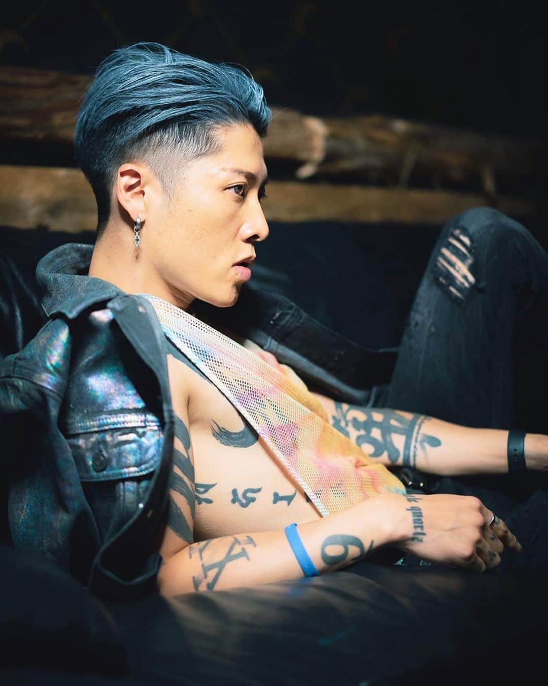 雅-MIYAVI-さんのインスタグラム写真 - (雅-MIYAVI-Instagram)「Texas mood 🤠 #Repost @zb_images Today’s 5 min photo shoot with @miyavi_ishihara at @comeandtakeitlive in Austin. #miyavi #5minphotoshoot #glamour #bluehair #japanesetattoo #japanesefashion #nosleeptilltokyo #nstt #austin #bluehairmen」8月8日 21時36分 - miyavi_ishihara