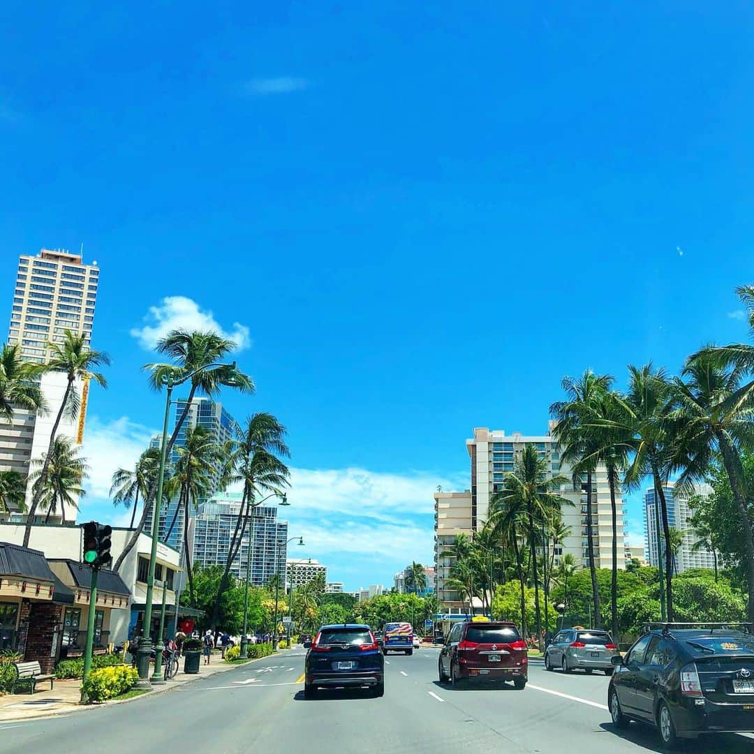 マキ・コニクソンさんのインスタグラム写真 - (マキ・コニクソンInstagram)「Good morning from Hawaii!! やっぱりホームが一番！👍🏼 ハワイにいるだけで気分がいいっ！ 何て言ったら良いいかな、優しくて ピースで穏やかで、、、とにかく目に見えないいいエネルギーがハワイ中充満してる！✨✨ ヤル気スイッチも入るよねー！💪🏼 今日も自分らしく無理なくいくぞぃ！ そしてお互いハッピーな１日を過ごそうね！😊😊 #ハワイのおすそ分け🤙🏼 #自分らしくが一番！😊#ハワイが一番！😊」8月9日 7時07分 - makikonikson