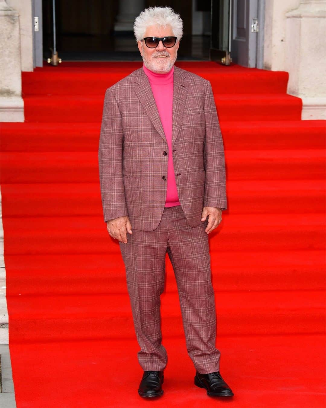 GQさんのインスタグラム写真 - (GQInstagram)「Legendary director Pedro Almodovar is also an expert at wearing really fun suits. #BigFitoftheDay」8月9日 7時05分 - gq