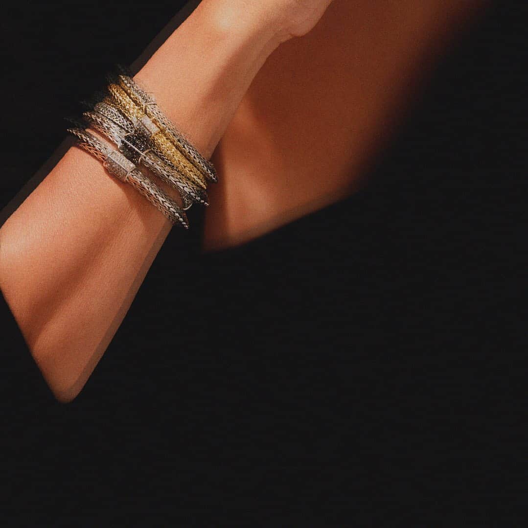 ジョン ハーディーさんのインスタグラム写真 - (ジョン ハーディーInstagram)「#PenelopeCruz stacks Tiga #ClassicChain, a three-sided symbol of harmony and celebration of the multi-faceted woman wearing it.  #JohnHardy」8月9日 7時15分 - johnhardyjewelry