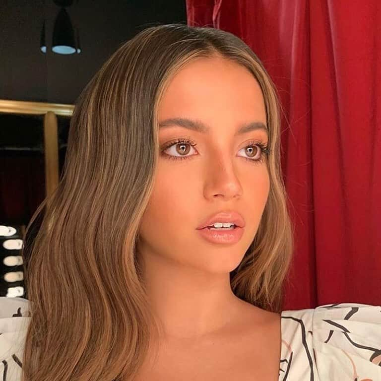 Maybelline New Yorkさんのインスタグラム写真 - (Maybelline New YorkInstagram)「All eyes on actress, @isabelamoner wearing the @summermckeen lip gloss in 'tan line'! 😍 Makeup by @allanface for #DoraMovie press day. Have you copped our #maybellinexsummermckeen glosses yet? Tap to shop! #mnyitlook #regram」8月9日 7時08分 - maybelline