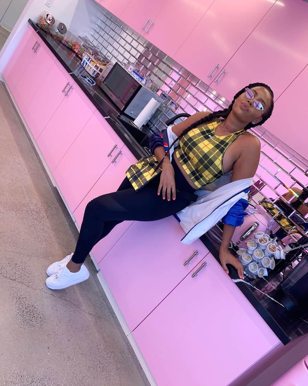 Angela Simmonsさんのインスタグラム写真 - (Angela SimmonsInstagram)「Prettiest Kitchen @prettylittlething !! Thanks For hosting me today 💞」8月9日 7時24分 - angelasimmons