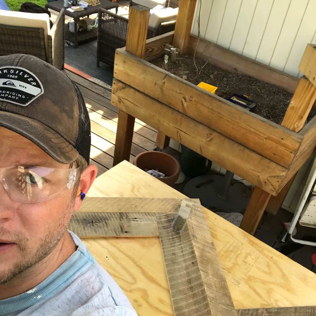 マイケル・グラント・テリーのインスタグラム：「Just finishing up a #headboard for a client. GORGEOUS wood from the amazing @rossalanreclaimed ... just needs a poly finish and we’re all done.  #carpentry #reclaimedwood #woodworking #wood #ilovenailguns #nailgun」