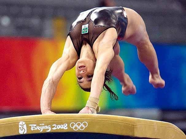 ジャジ・バルボサのインスタグラム：「11 anos atrás 🖤 Jogos Olímpicos Pequim 2008 #tbt #olympic #gymnastics #chalkgirl #JB @cbginastica @caixa」