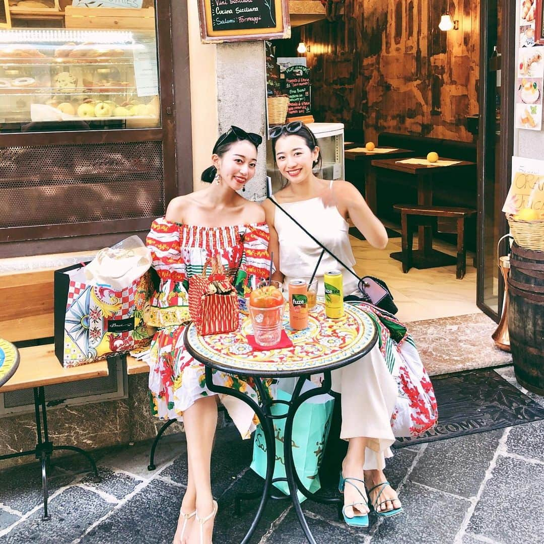 梅谷安里さんのインスタグラム写真 - (梅谷安里Instagram)「姉妹感👭🇮🇹 #朝弱い妹を毎朝起こすお姉ちゃん的な🤣 #自由で可愛い妹 #taormina#sicily#Italy#🇮🇹 #あん旅#あんとまいの夏休み」8月9日 7時44分 - anriworld