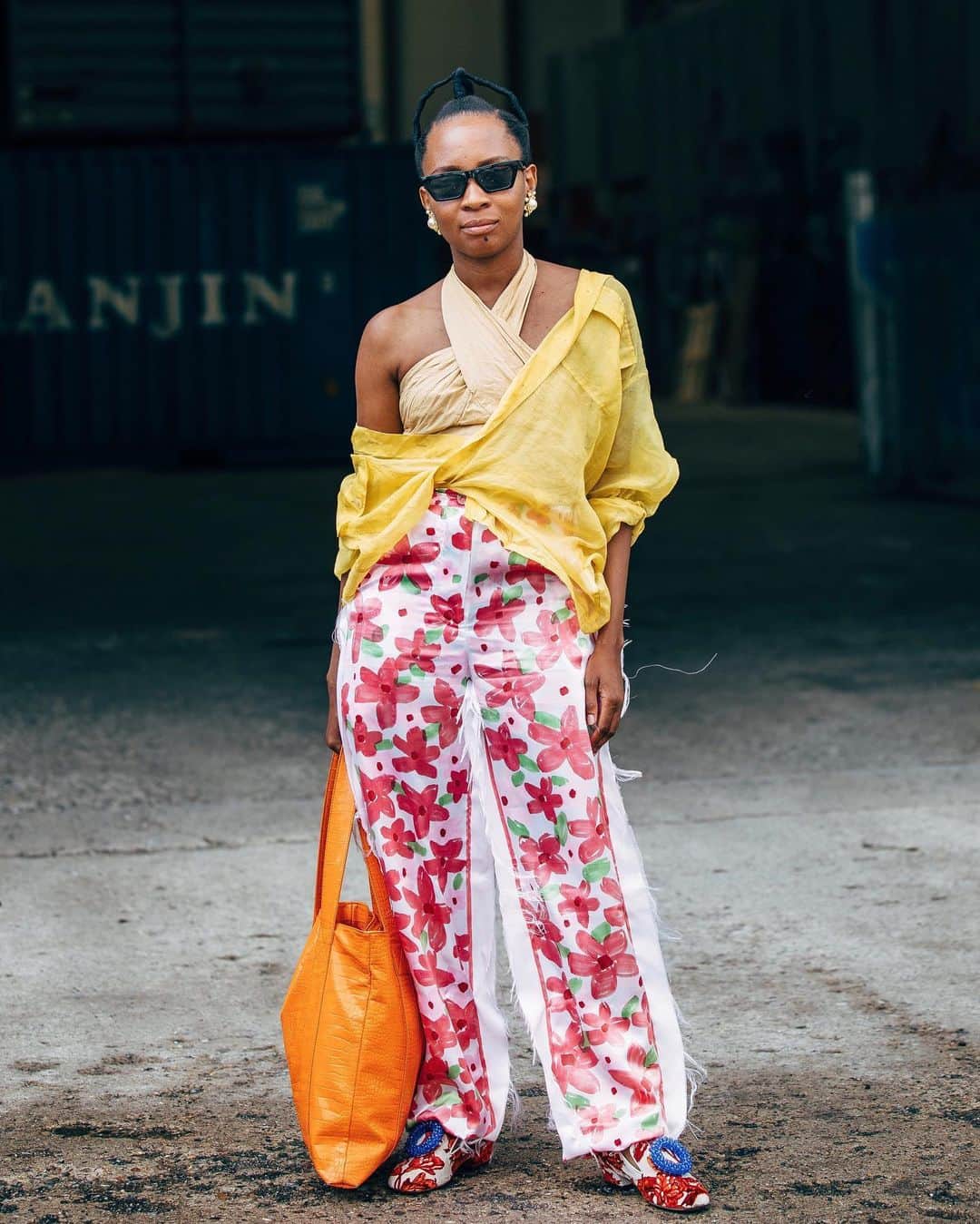 Vogue Runwayさんのインスタグラム写真 - (Vogue RunwayInstagram)「Summer is in full bloom at #CopenhagenFashionWeek. See all the latest street style photos at the link in our bio. Photographed by @styledumonde」8月9日 7時47分 - voguerunway