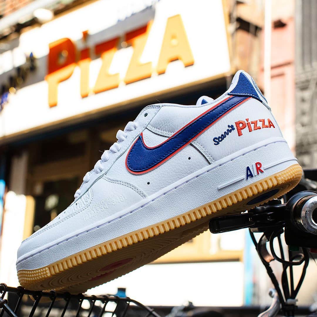 Sneaker Newsさんのインスタグラム写真 - (Sneaker NewsInstagram)「The perfect collaboration, any way you slice it. Check out this exclusive look at the Nike Air Force 1 ’07 by @scarrspizza. Link in bio for the full feature.」8月9日 7時53分 - sneakernews