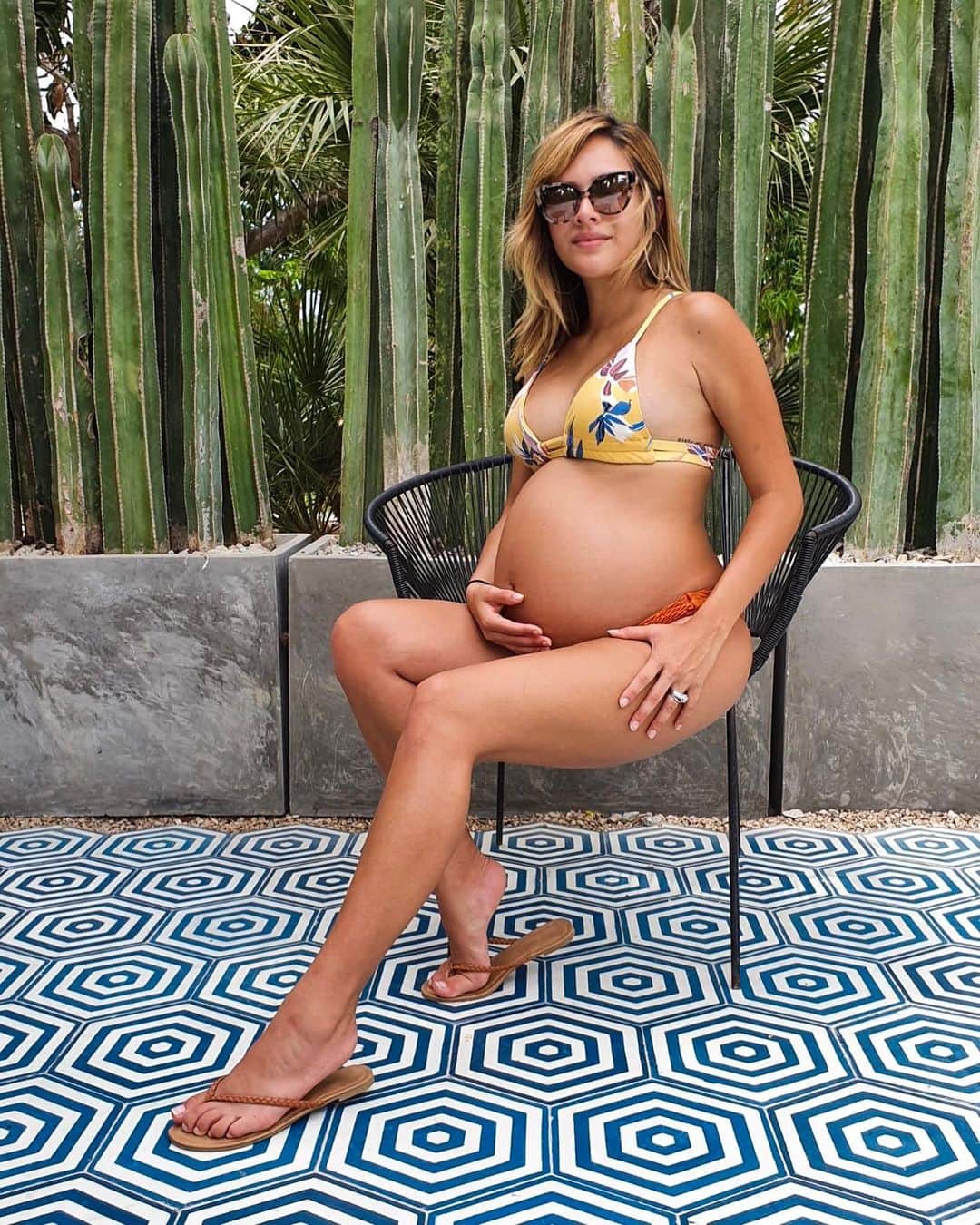 チャチー・ゴンザレスのインスタグラム：「It’s A Hot Mom Summer ☀️ #25weekspregnant」