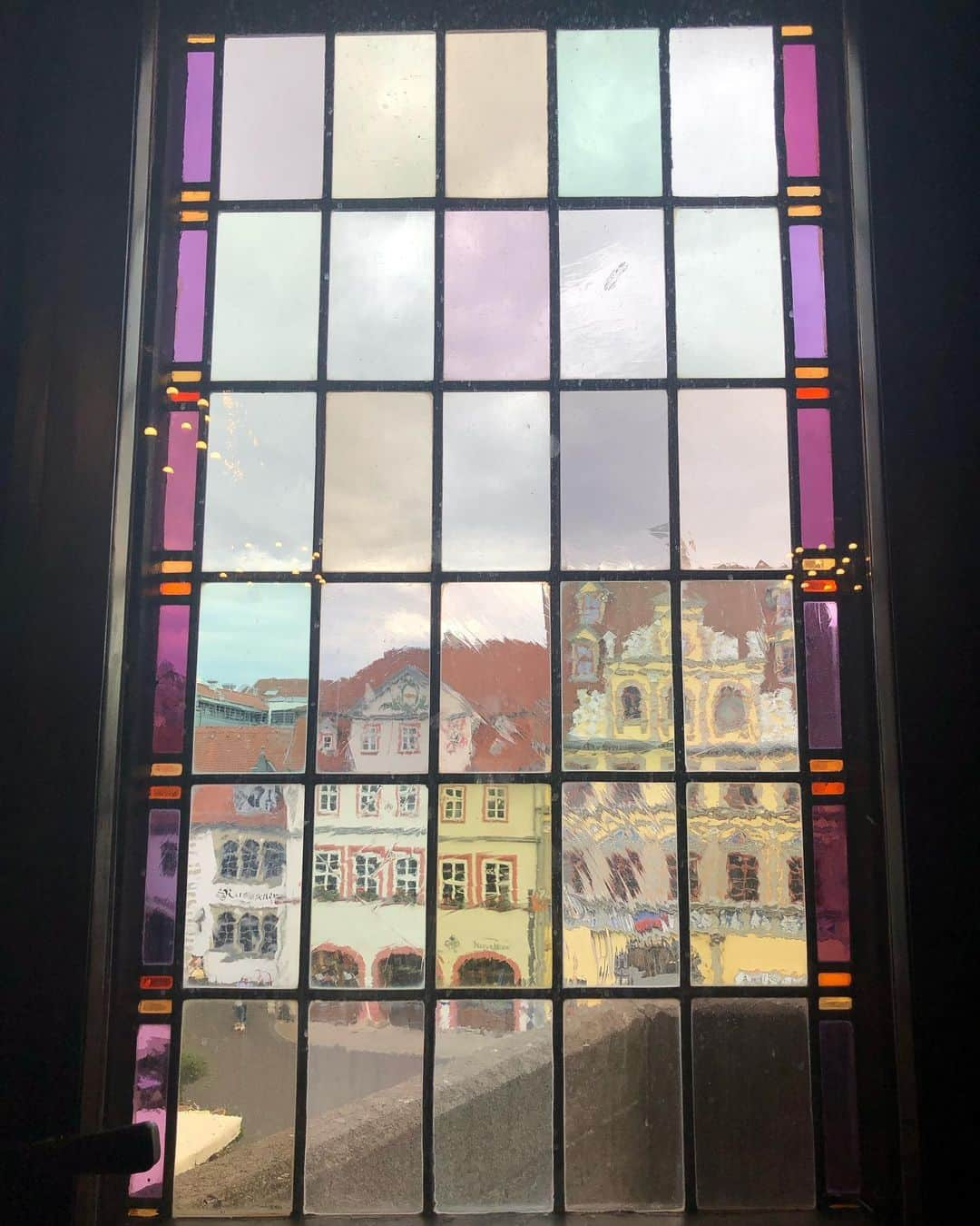 新倉瞳さんのインスタグラム写真 - (新倉瞳Instagram)「Sweet view from the Hall  今夜はWeimarから少し離れたErfurt(ドイツのフローレンスと呼ばれる程綺麗な街)での演奏。  ゴージャスな会場の窓からぼやけてみえる街があまりにも可愛くて。  #erfurt #rathaus #yiddishsummerweimar #nofilter」8月9日 8時06分 - hitominiikura