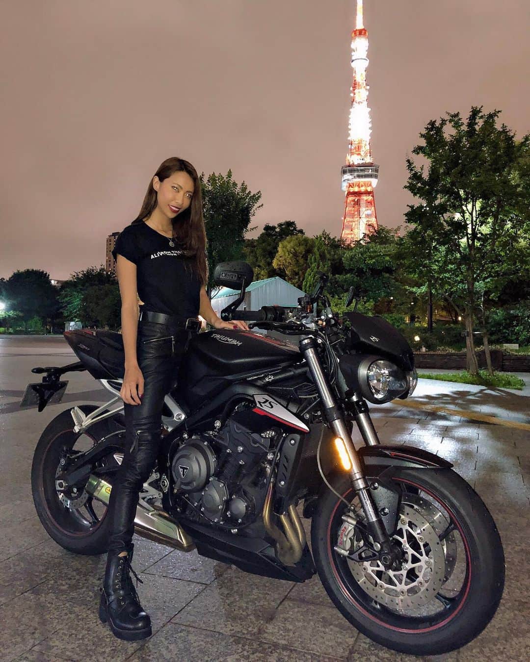 CAMIRAさんのインスタグラム写真 - (CAMIRAInstagram)「ストリートトリプルRS🗼お昼は猛暑すぎるから夜走るのが気持ちいいね😂♡ #東京タワー#バイク女子#バイク#バイク好きな人と繋がりたい#バイクのある風景#写真#Tシャツ#bike#bikegirl#motocycle#bikelife#motorcycle#motorcycle_moment#motorcyclegirl#bike_japan#adventurebike#adventurerider#ducati#Panigale」8月9日 8時06分 - camila.528