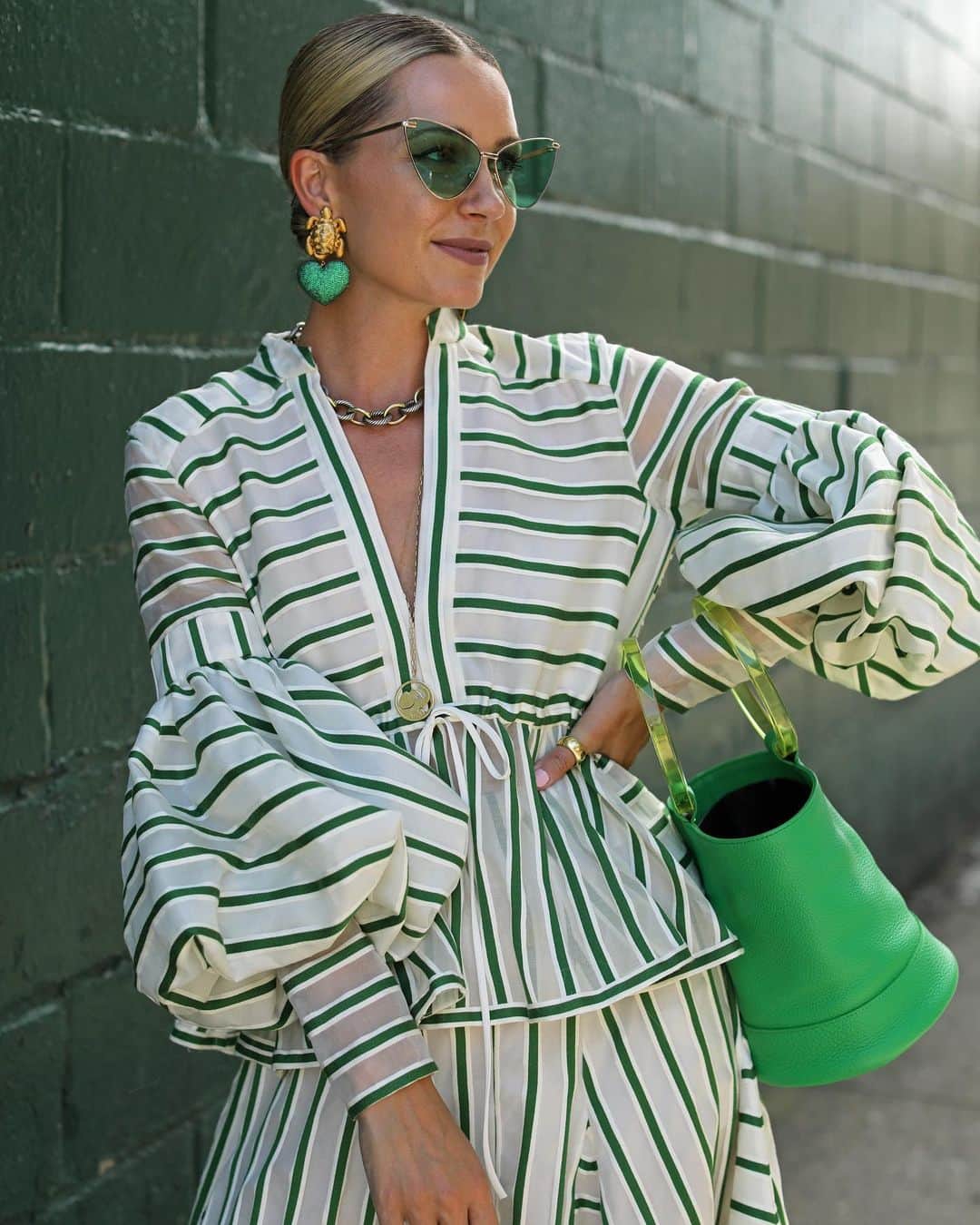 ブレア・イーディーさんのインスタグラム写真 - (ブレア・イーディーInstagram)「<mean green machine // wearing my favorite new pieces from @hampdenclothing 🍃📗💚> as always shop my instagrams with the link in my bio! #wearinghampden #rosieassoulin #greenoutfit」8月9日 8時06分 - blaireadiebee