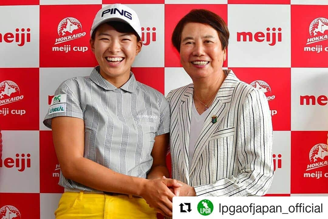 岡山放送さんのインスタグラム写真 - (岡山放送Instagram)「#Repost @lpgaofjapan_official (@get_repost) ・・・ . メジャー優勝者のツーショット。42年ぶりの達成。 樋口:私の生きているうちに優勝してくれてよかった。  #樋口久子 顧問 #渋野日向子  #gettysport<Atsushi Tomura/Getty images> #北海道meijiカップ #北海道文化放送#北海道新聞社#道新スポーツ #明治グループ#明治#meiji #札幌国際カントリークラブ島松コース  #日本女子プロゴルフ協会 #LPGA#女子ゴルフ#ゴルフ女子#ゴルフ #golf#北海道#北広島市  #OHK#岡山放送 では あす8/10(土)深夜1:15～､11(日)ごご4時5分～､2日目と最終日の模様を放送します！」8月9日 8時18分 - ohk_official