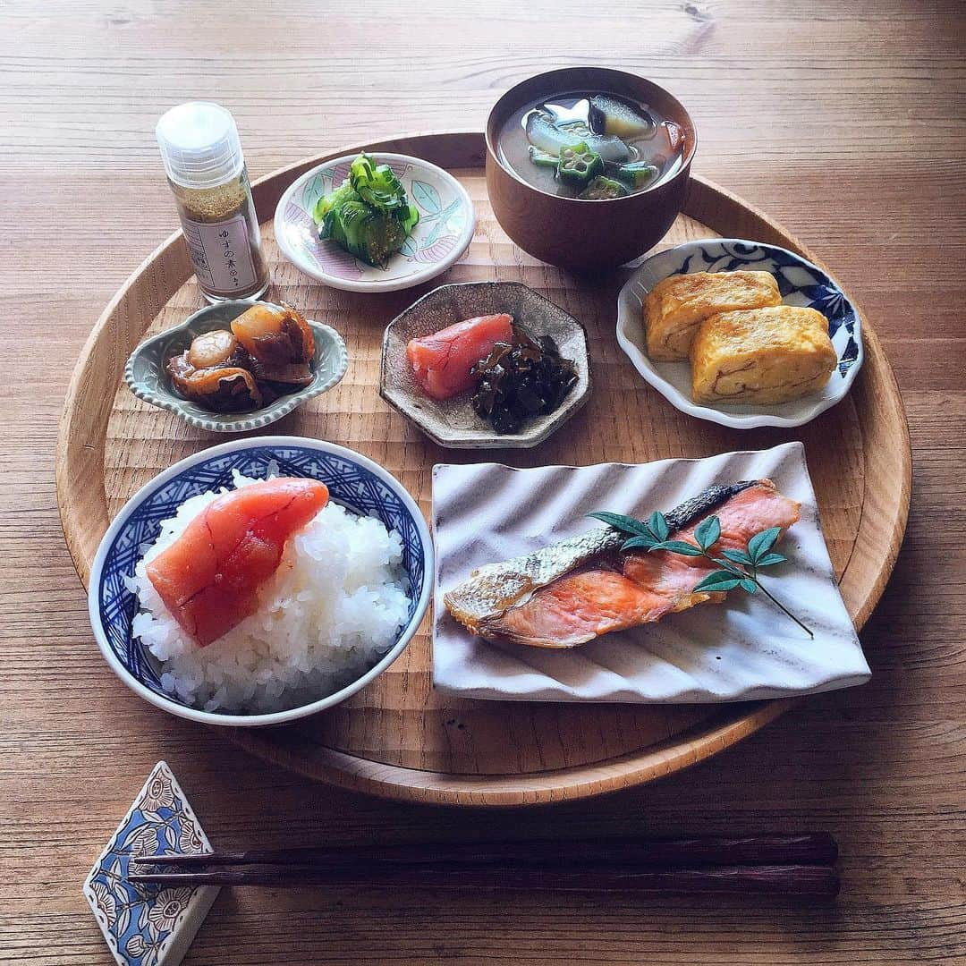 ururun_u.uさんのインスタグラム写真 - (ururun_u.uInstagram)「・2019・8・9  金 おはようさんです☺︎ ・ 島本食品さん(@simamoto.mentai ) から届いた美味しいモノの詰め合わせ【花便り】を使った朝ごはん ・ ホタテとだし巻き以外はぜーんぶだよ✨ 味噌汁の出汁も出汁パック【だしの優しさ】使用 ・ 明太子はもちろん美味しいんだけど、私もセバス氏もめっちゃ気に入ったのが、ごはんの友【しそ若布】 ・ ほんのり甘辛く炊いたわかめの茎のコリコリした食感にしその実の爽やかな風味が鼻から抜けてほんまに美味しい💕 ・ #見た目は地味だが #美味しいもんは見かけじゃない ・ ・ 🥢🥢🥢 ◉辛子明太子乗っけごはん ◉時鮭 ◉だし巻き玉子 ◉ホタテの時雨煮 ◉きゅうりの甘酢  ゆずの素和え ◉味噌汁(玉ねぎ、にんじ、茄子、オクラ) ◉しそ若布 ・ ・ 2枚目はセバス氏弁当🍱 ・ メインのおかず ササミの明太子ロールカツには 便利なチューブに入った明太子【つぶ御膳】を塗り塗りしてから巻き巻き🌀🌀 ・ ・ 🍱🍱🍱 ◉おにぎり(ミックス胡麻) ◉ササミの明太子ロールカツ ◉甘い玉子焼き ◉アスパラベーコン炒め ◉茄子のナムル ・ ・ ・ #島本 #島本めんたいこ ・ #朝ごはん#お弁当#おにぎり#和食#おうちごはん#私の美味しい時間#うつわ#フーディーテーブル#おうちごはんラバー#キナリノ#ロカリクッキング#エルグルメ#マカロニメイトアンバサダー#マカロニメイト#クラシルアンバサダー#クラシル作ったよ#kurashiru#igersjp」8月9日 8時24分 - ururun_u.u