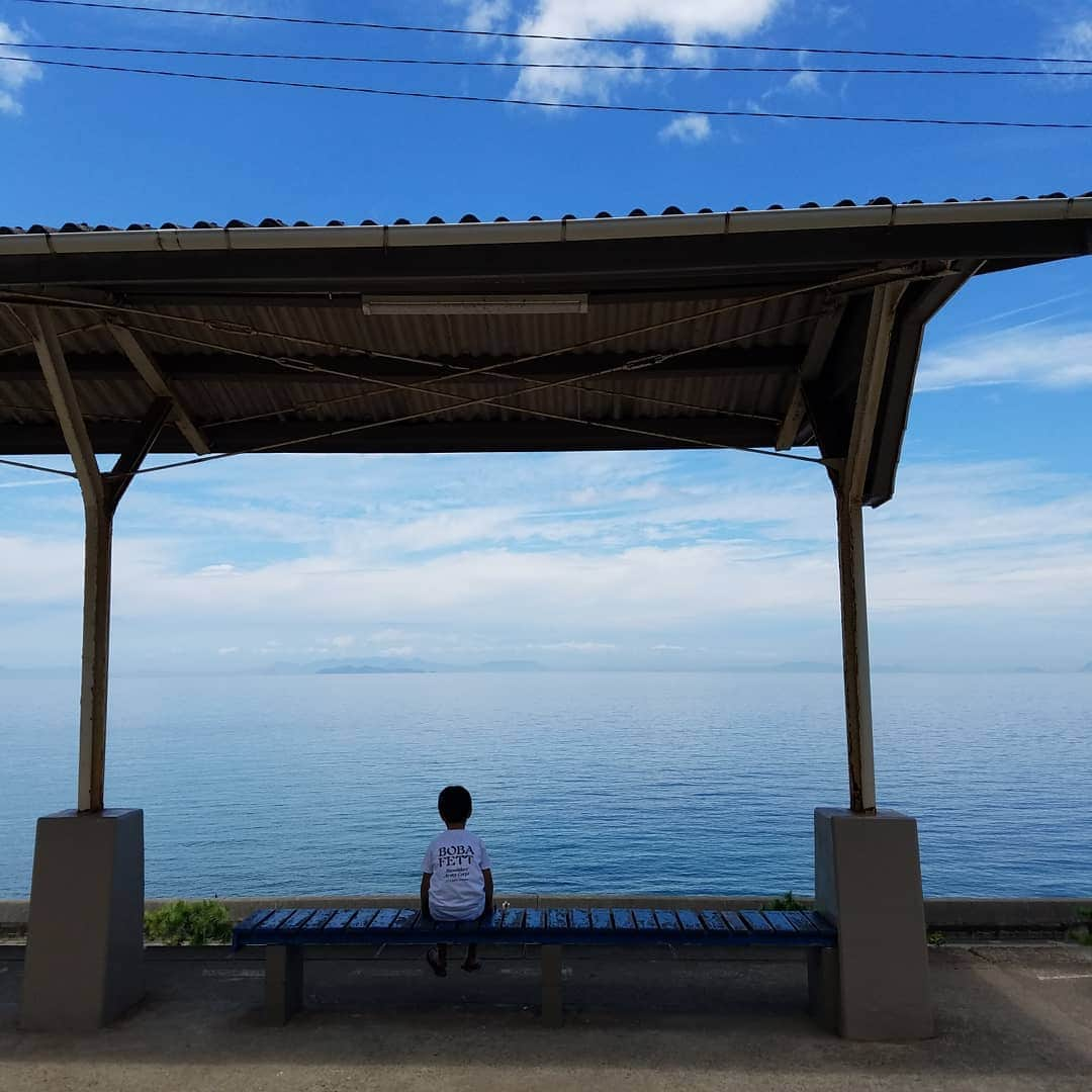 田畑竜介さんのインスタグラム写真 - (田畑竜介Instagram)「海の見える駅🚃  夕暮れ時に来たら、 サンセットがきれいでしょうね🌇  #予讃線 #下灘駅」8月8日 23時31分 - tabacchi_rkb