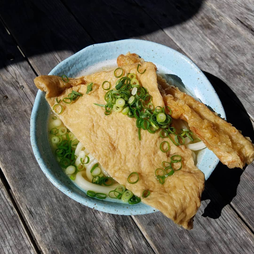 田畑竜介さんのインスタグラム写真 - (田畑竜介Instagram)「ラストうどん🍜  朝イチでがもううどんへ💨 安定の美味しさ✨  田園風景を眺めながら、ズルズル😋  きつねが大きすぎて、麺が見えない🐺  #坂出市 #うどん #がもううどん  #ひやあつ大 #きつね #ちくわ天」8月8日 23時25分 - tabacchi_rkb