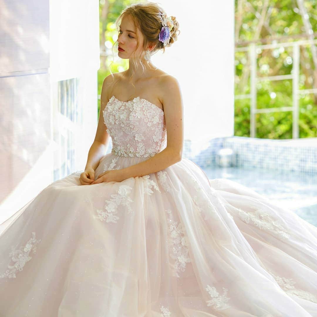 LAVIEEN ROSE Weddingさんのインスタグラム写真 - (LAVIEEN ROSE WeddingInstagram)「#シャーベット ピンク  結晶❄️のような真っ白な お花モチーフと #星屑  をちりばめたような グリッター使い  ナチュラルに キラキラ🌟煌めく  チュールスカート がとってもキュートな  #ナチュラルウェディング や #ガーデンウェディング  におススメ  #カラードレス  #ラビアンローゼ#関西花嫁 #colordress#weddingdress#結婚式#結婚式準備#tg花嫁#カワブン花嫁#2020春婚#プレ花嫁#花嫁準備#名古屋花嫁#archdays花嫁#プラコレ#静岡花嫁#プレ花嫁#結婚#ウエディング#2019秋婚#ウエディングドレス#カラードレス #日本中のプレ花嫁さんと繋がりたい#チュールドレス#ドレス選び#ドレス迷子#2019夏婚」8月8日 23時27分 - lavieenrosewedding