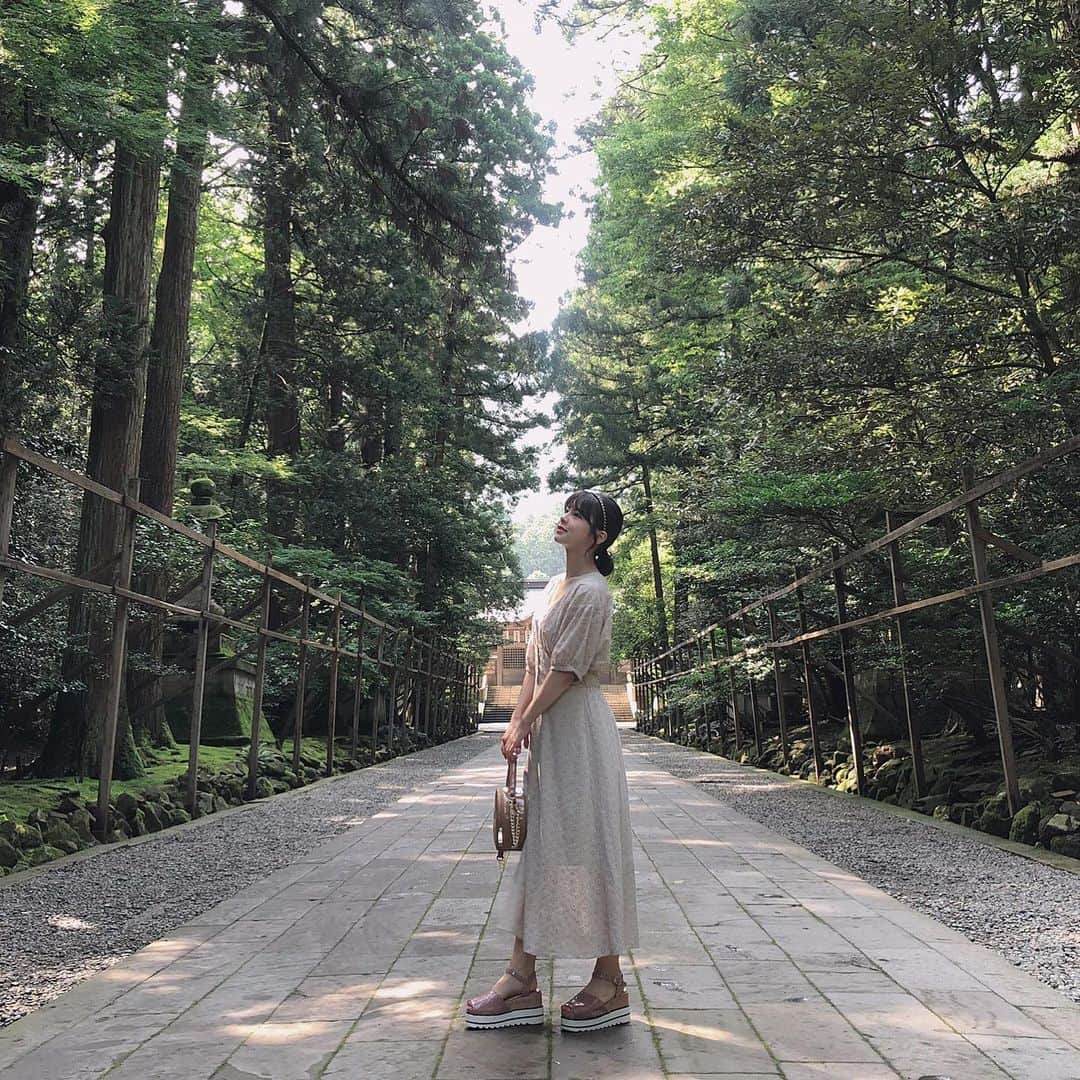 のインスタグラム：「* 明日から3日間握手会 よろしくお願いします🌿 この間、家族と弥彦神社行ったときの。 お洋服、アクセサリー タグ付けしました🏷  #321_code #新潟観光 #弥彦神社」