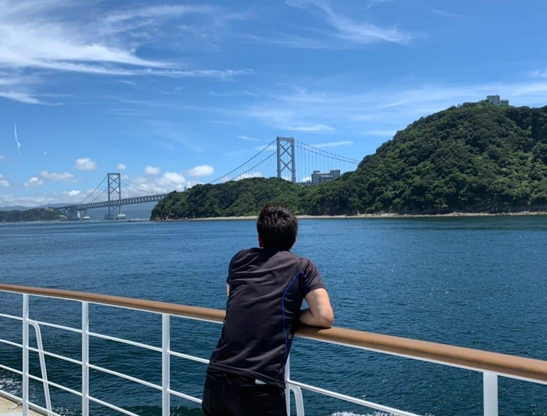 本間隆太さんのインスタグラム写真 - (本間隆太Instagram)「. . . #浅野博亮 選手と徳島県PR（観光）行ってきました！  まず行ったのは#大塚国際美術館  世界的に有名な絵画などがものすごい数飾られていました。 恐らくしっかり見たら1日くらいかかります。 美術館で絵画を見ていた時にパリ生活を思い出していました🤔 そのくらいインパクトのある美術館なので、皆さんも機会があれば是非！ その後は渦潮を体験しに船に乗って#鳴門海峡 行ってきました！ 風が気持ちよく、渦潮も迫力満点でいい経験ができました🚢 浅野さんは日焼けで真っ赤になっていましたが。😂 初めて出場した全国大会が中学3年の夏で会場が徳島県で、その時に観光したのを思い出していました。 すごく懐かしく、初心に帰れたような気もしています🤔  今シーズン、2019年12月14日（土）、15日（日）に#アスティ徳島 というコンサートホールでホームゲームがあります！ 是非、試合観戦と観光に徳島県まで来てください！ 宜しくお願いします😊  #本間隆太  #浅野博亮  #jtektstings  #homegame  #徳島県」8月8日 23時34分 - ryuta17homma