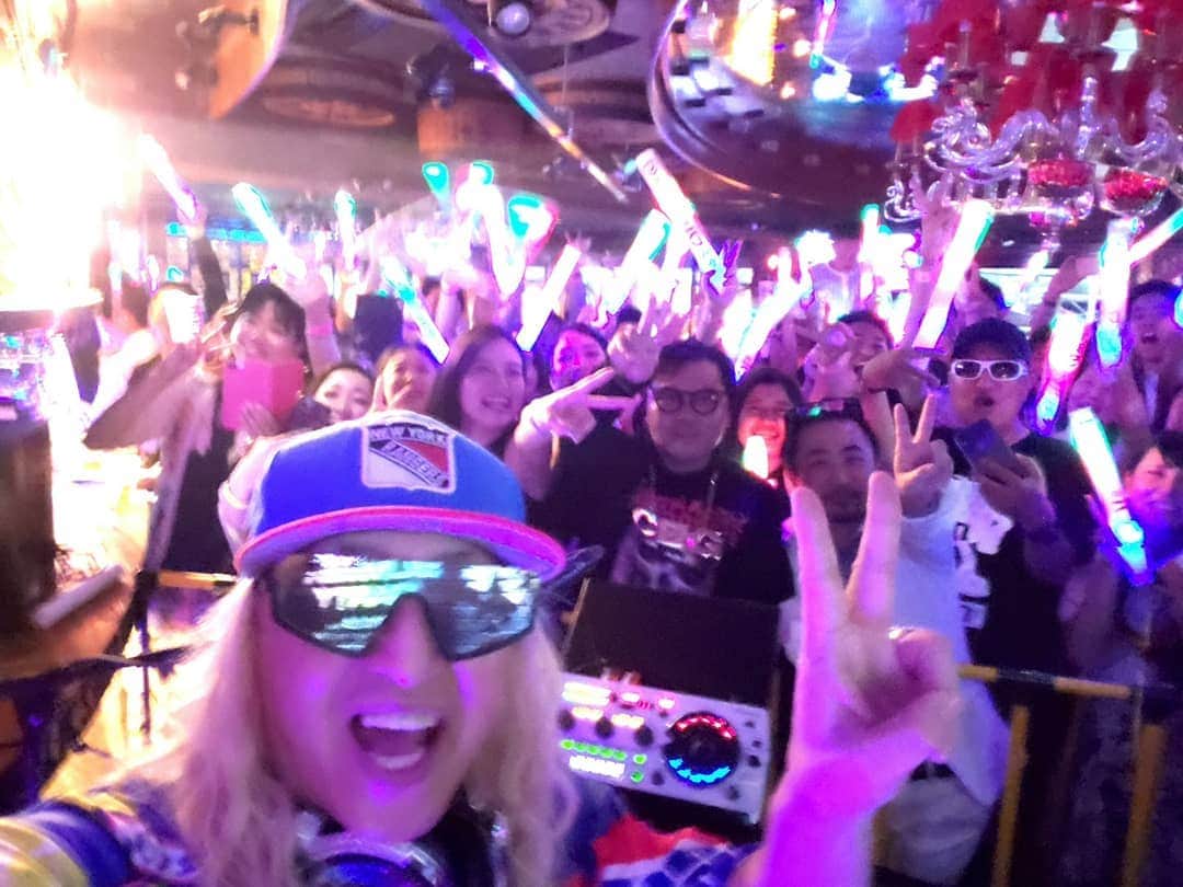 DJ KOOさんのインスタグラム写真 - (DJ KOOInstagram)「渋谷パプリックスタンドでDJ！！ なんと！！ライブを終えたばかりのlolメンバーが誕生日をお祝いに来てくれた！！ サプライズに超をつけられ嬉しさ爆発！！お祝い頂いた皆さんに心から感謝！！ #パブリックスタンド #lol #エルオーエル #誕生日 #DJKOO」8月8日 23時34分 - dj_koo1019