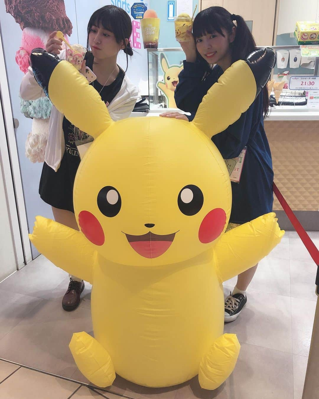 大場はるかさんのインスタグラム写真 - (大場はるかInstagram)「好き好きポケモン ( #ミミッキュ #メタモン #ピカチュウ ) (もうポケモンだったら無条件で好き) スマブラでモンスターボールから ミミッキュ出てきたら一回止めてスクショ撮って可愛いって色んな角度から見て愛でてからまた始める #guernika ってブランドのミミッキュT ゲットできへんゲット出来る人お強い」8月8日 23時38分 - oobaharuka