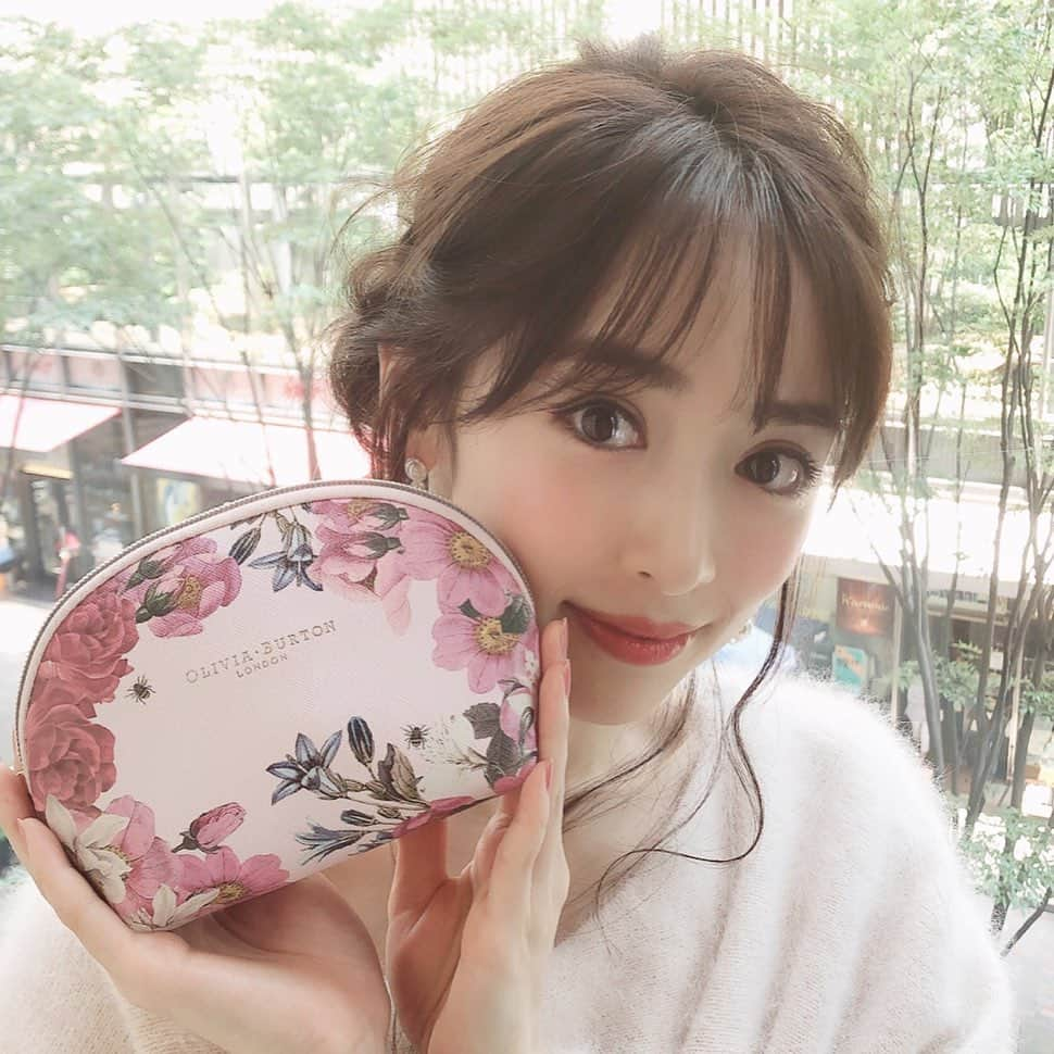 美人百花さんのインスタグラム写真 - (美人百花Instagram)「いよいよ明日は美人百花9月号の発売日です☺️💕 先日、撮影した泉里香ちゃんのオフショットをお届け🙆‍♀️ 里香ちゃんが持っているのは、今回の特別付録、イギリスの時計ブランド🇬🇧オリビア・バートンのシェル型ポーチです✨ 私も、大好きすぎる時計ブランドで、日本に上陸してからたくさんコレクションしています💕😊 そのなかでも、お気に入りは3枚目と4枚目の時計⌚️可愛らしいデザインはもちろん、凛とした大人レディなデザインもたくさんあるんですよー✨ ぜひ、みなさまもお気に入りのMYオリビアを探してみてくださいね🥰  #美人百花 #オリビアバートン #シェル型ポーチ #泉里香 さん #美人百花付録」8月8日 23時50分 - bijinhyakka