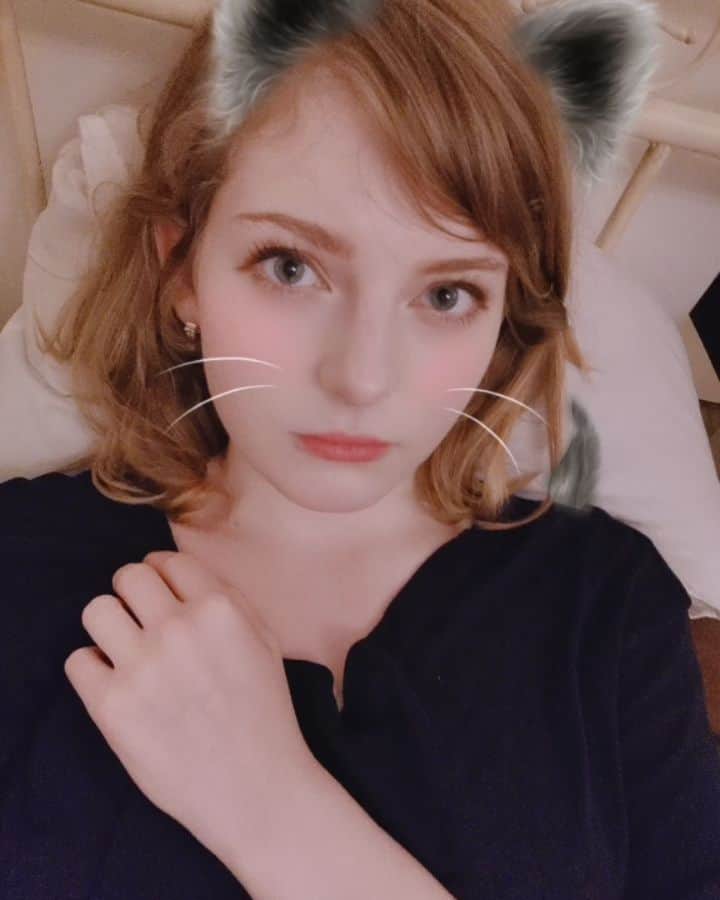 Ella Freyaのインスタグラム：「Would you care for me ? 😽  Today is international cat day ~  #catday #猫の日」