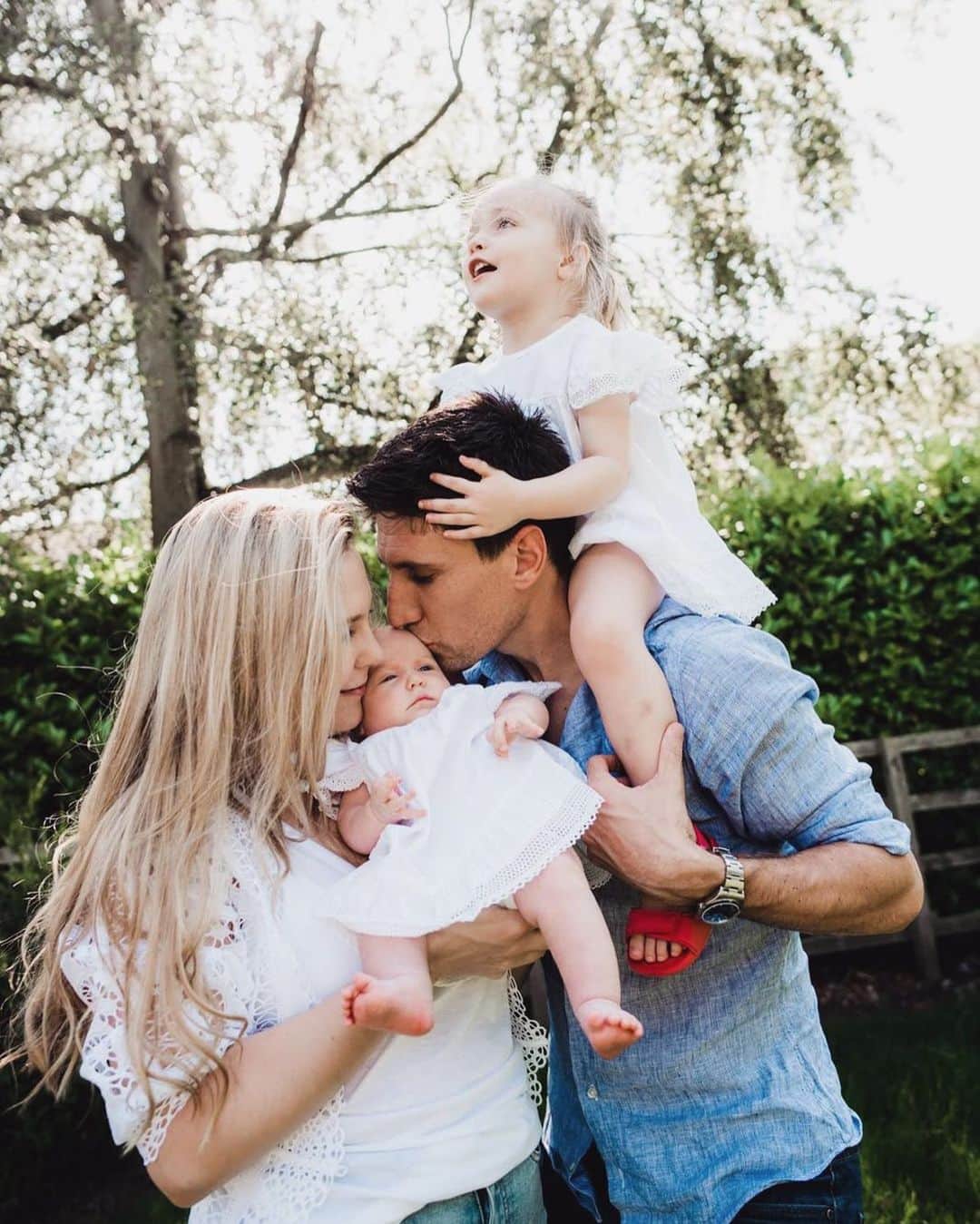 フェデリコ・フェルナンデスのインスタグラム：「Family 👨‍👩‍👧‍👧」