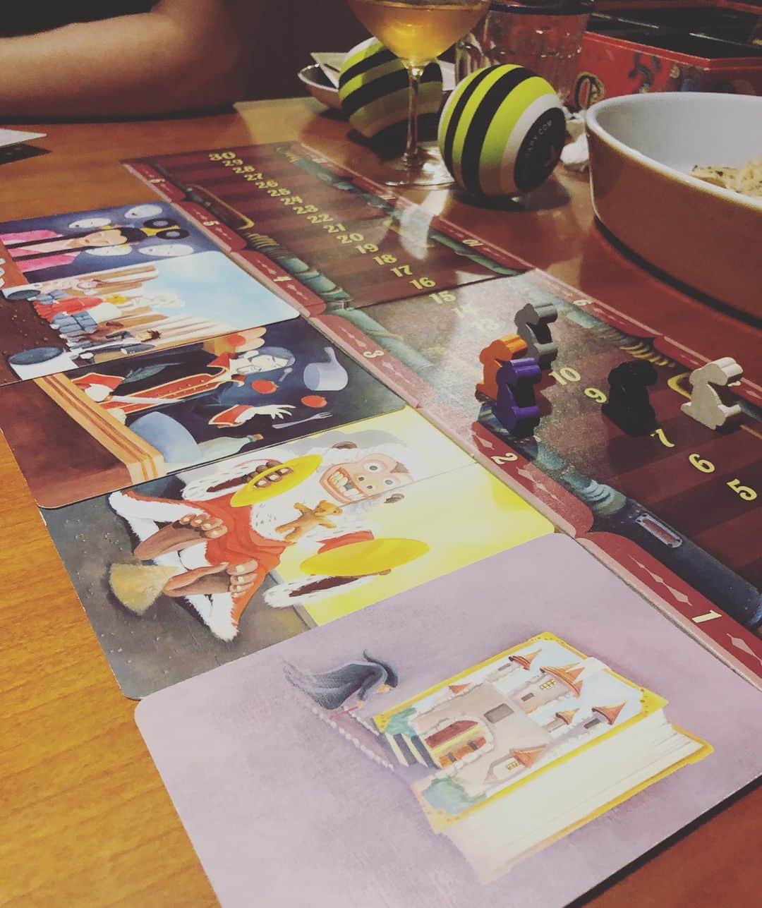 のインスタグラム：「強靭な胃と肝臓をもつ、 愛すべき仲間たちとの夜中のDiXit🐇 #dixit #主にパリと福岡で開催 #名言多め #みんな夜強すぎる #清喜カード多数あり #game」