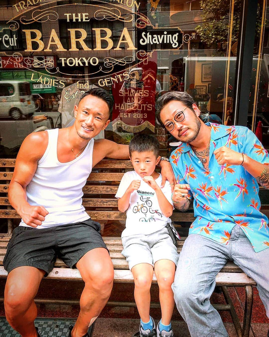 梅野源治のインスタグラム：「神田が本店で、銀座のdunhill内にもお店がある @thebarbatokyo のオーナー @tom_thebarbatokyo さんに髪を切ってもらいました♪  いろいろとありがとうございました‼️ #息子さんとも会えた #感謝です」