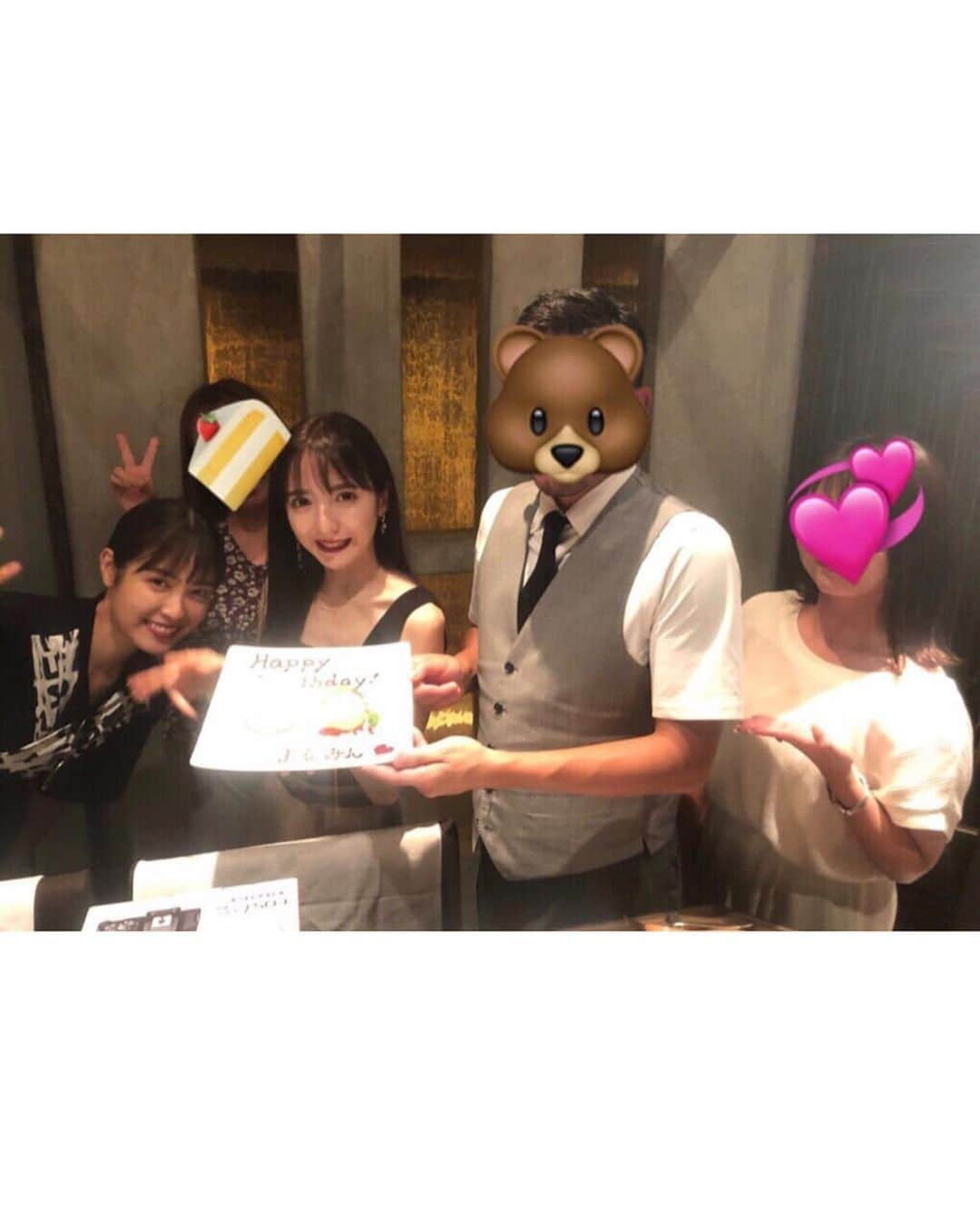 平木愛美さんのインスタグラム写真 - (平木愛美Instagram)「先日の夜、所属事務所vithmicの皆様がお祝いしてくださりました。 幸せです。本当に。感謝です。 そして大好きさん @aimatsumoto_45 も一緒に。 ありがとう👼💕 . マネージャーさんにはお洒落なお箸をもらったり⚪️ . ぴぴたんからは嬉しい電動歯ブラシを。ずーっとお引越しの家を探し中だから、新居とともに初おろししたいなぁ♡ 素敵なプレゼントたち…なんだか私の日常を皆に支えられてる🧸！ . そして事務所の社長さんには、なんと！欲しかった一眼レフカメラを頂きました。泣 嬉しい！！！！！ ありがとうございます。 . このカメラでたくさん、写真や動画を撮って、発信してゆきます。 . 私のお誕生日という、そんな時に、大切な方々が一緒にお祝いしてくださるそんな時間がとても幸せでした。 . こうして今、所属者をふぁみりーだと、言葉にして大切にしてくださる、社長さん。 ヴィズミック社員さんと所属者がコミュニケーションをとれる、皆さんと過ごせるイベントも色々おこなわれ、あたたかい事務所だなぁと、有難いことだなぁと心から感じます。 そんなvithmicに出会えたご縁に、そしてマネージャーさんがたとの日々のお仕事に、感謝です。 . 下半期の目標もあらたにできたので！がんばるぞおおお🧡🧚‍♂️ #vithmic #happy」8月8日 23時51分 - manamihiraki