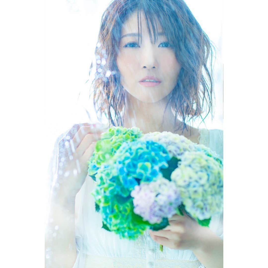 のインスタグラム：「大好きなカメラマンさんのJUNさんに作品撮りしてもらいました📷💓 ちょこちょこあげてくね🙄🧡 #水蜜華  Photographer / JUN MARUOKA H&M /  MAYO MORISHITA  #水蜜華 #作品撮り  #撮影 #水 #紫陽花 #アジサイ #アジサイブーケ  #花 #水色 #濡れ髪 #flower #photo  #photoshoot  #japan  #japanese  #japanesegirl  #happyhappy」
