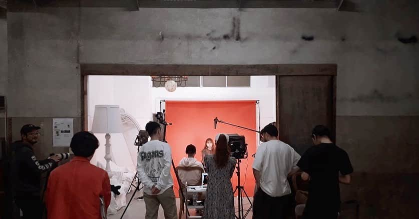 倉岡晋也のインスタグラム：「back stage ✔︎ love my tokyo team #wegopassionfor 色々なコマーシャルが皆さんに届く前には沢山のプロセスがあって、沢山のクリエイターが関わっています。 僕の中で、仕事をする上で一番大切にしているのはチームワーク。。リスペクトできる、その人達の姿勢 プロフェッショナル、クリエイティビティ… 見えない波長って物質化されるんだなと常日頃思ってます。。 東京から拠点を移しても、信頼してお仕事を任せてくれる環境にいる自分は本当に恵まれていると感じています。 これからも、色々な国で沢山吸収したモノを 存分に活かしてアウトプットするのが楽しみです… いつもありがとうございます #大好きなチーム work for @wego_official」