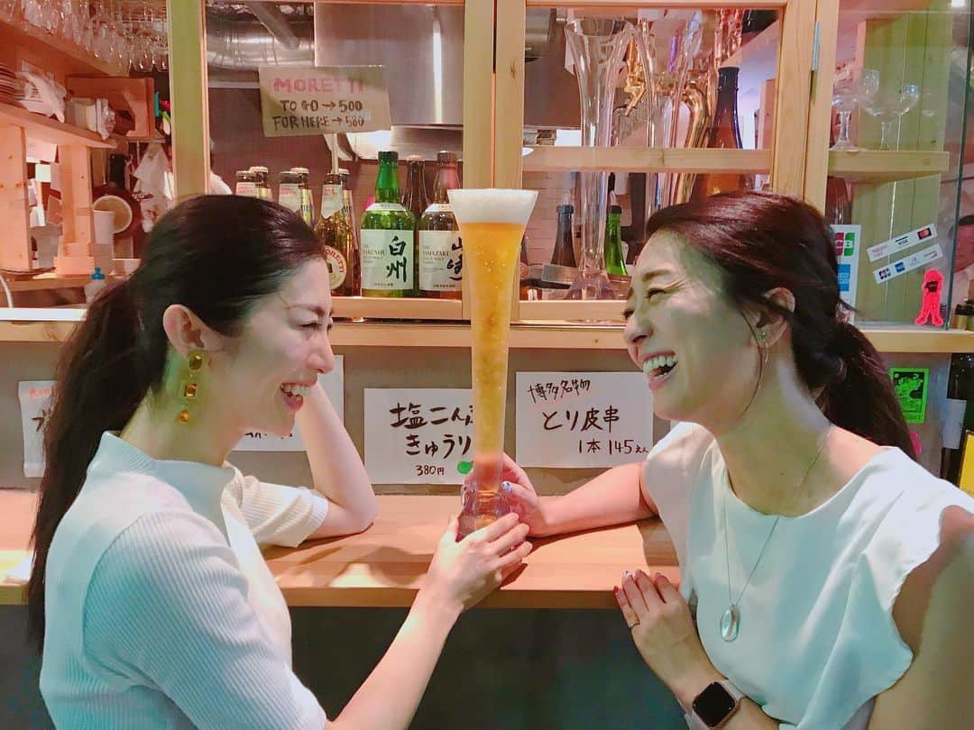 名越涼子さんのインスタグラム写真 - (名越涼子Instagram)「🍺 その昔、鶏皮にハマっていた時期があった。  学生の時に初めて食べた時、 世の中にこんなに美味しいものがあるのかと衝撃を受けた。 焼き鳥を食べる時は必ず鶏皮ファースト。鶏皮、鶏皮、鶏皮。  時は流れて社会人。  すっかり鶏皮ブームが去っていた私が出会ってしまった コマツの鶏皮。  なんなの。 なんでこんなにパリパリでジューシーなの。 なんでタレまでこんなに美味しいの。  鶏皮ファースト再来。  そんな日も、もちろんこのお方と🙈 @sho_ko.0413  #しょこりょこ  とりあえず、ビールが長いよね。  一一一一一一一一一一一一一 #鶏皮#焼き鳥#コマツ#神田 #福岡#美味しすぎる#神田グルメ #博多料理#gurume#ビール #🍺」8月8日 23時52分 - nagoshi_ryo