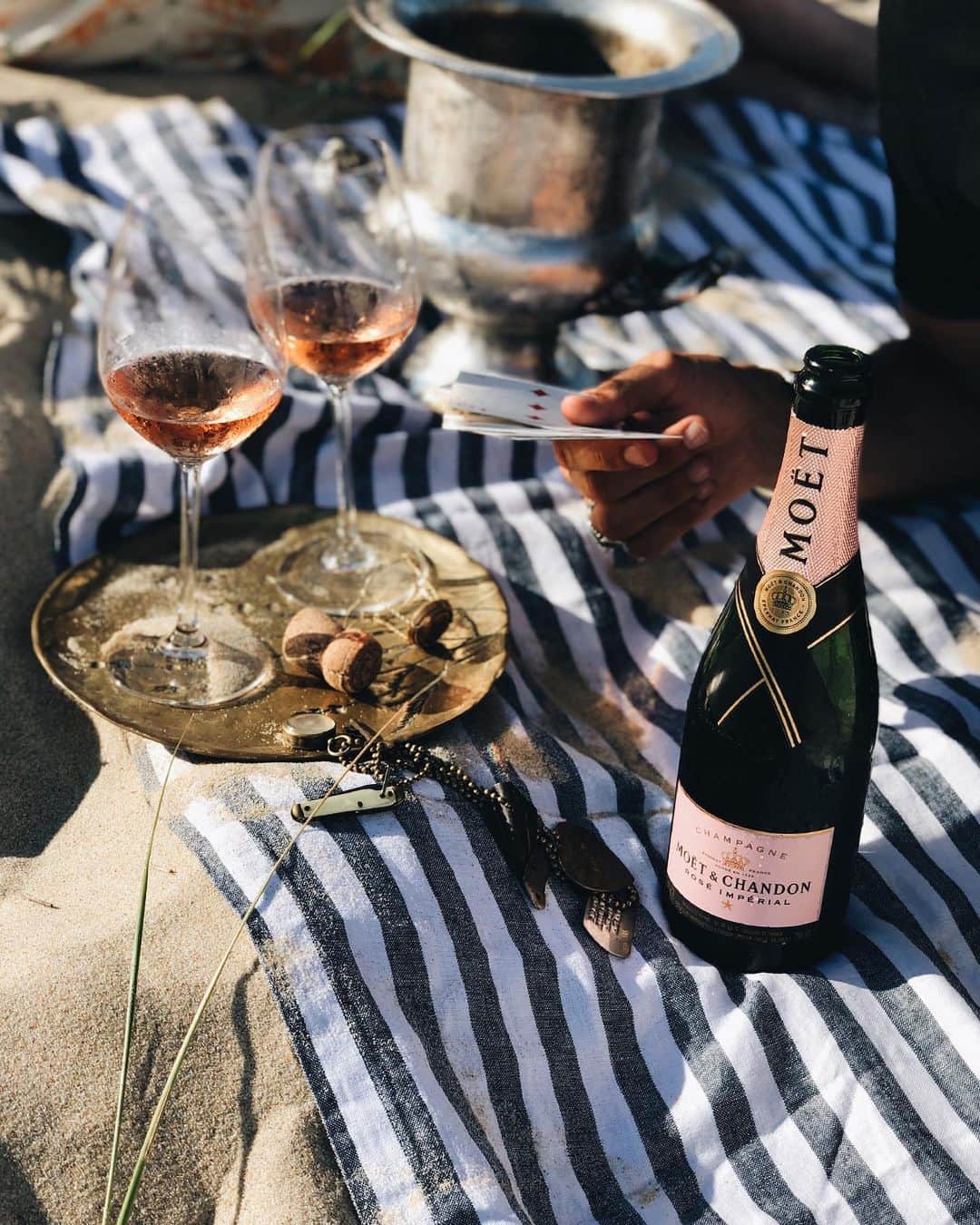 Moët & Chandon Officialさんのインスタグラム写真 - (Moët & Chandon OfficialInstagram)「Here’s to this never ending summertime bliss. Picture by @maxpoglia #MoetMoment #MoetRose #BeachTime . This material is not intended to be viewed by persons under the legal alcohol drinking age or in countries with restrictions on advertising on alcoholic beverages. ENJOY MOET RESPONSIBLY」8月8日 23時53分 - moetchandon