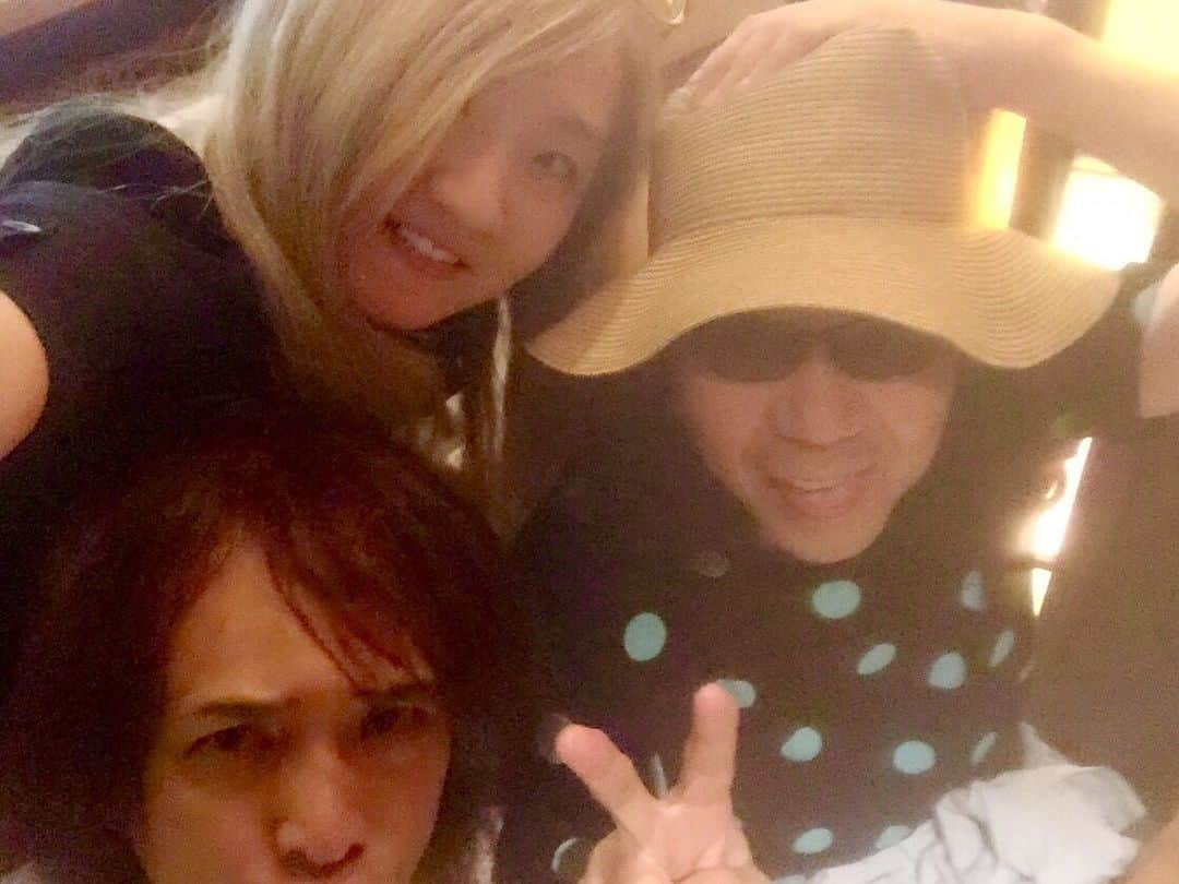 喜国雅彦＆国樹由香さんのインスタグラム写真 - (喜国雅彦＆国樹由香Instagram)「本日はとある打ち合わせで喜国さんと二人、みうらじゅんさんの事務所へ。  終了後はワイワイごはん。愉快すぎるみうらさんトークを聞いていると、時間が一瞬に感じます。楽しい時間をありがとうございました！（由）  #friends #mangaartist #illustrator #writer #funtime #みうらじゅん #喜国雅彦 #国樹由香 #自撮りがとにかく下手な大人三名 #仲良しになって30年以上 #友だちにあらずもはや親戚」8月8日 23時55分 - kunikikuni